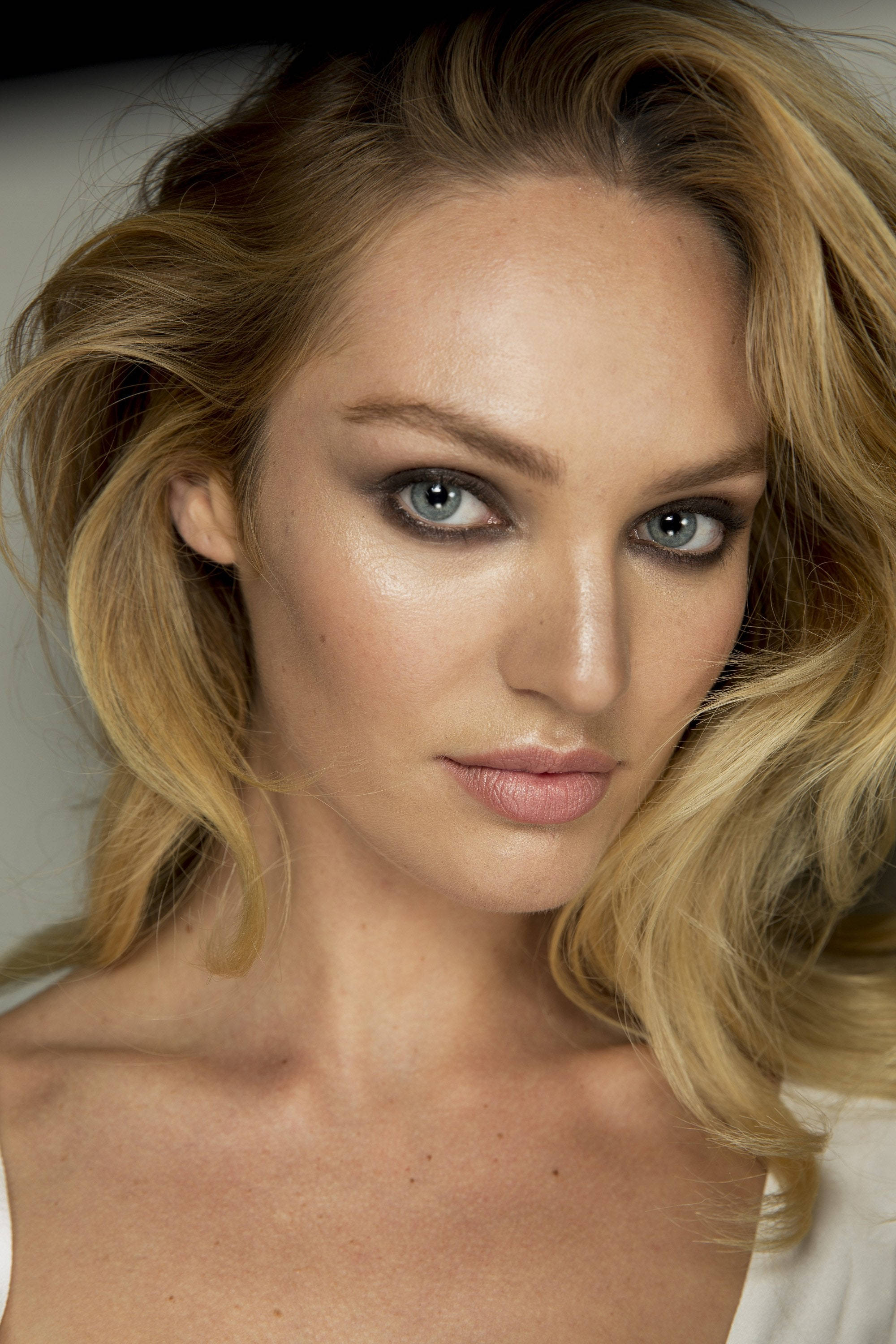 Candice Swanepoel, blue eyes, wavy blonde hair, 2K Phone Wallpaper