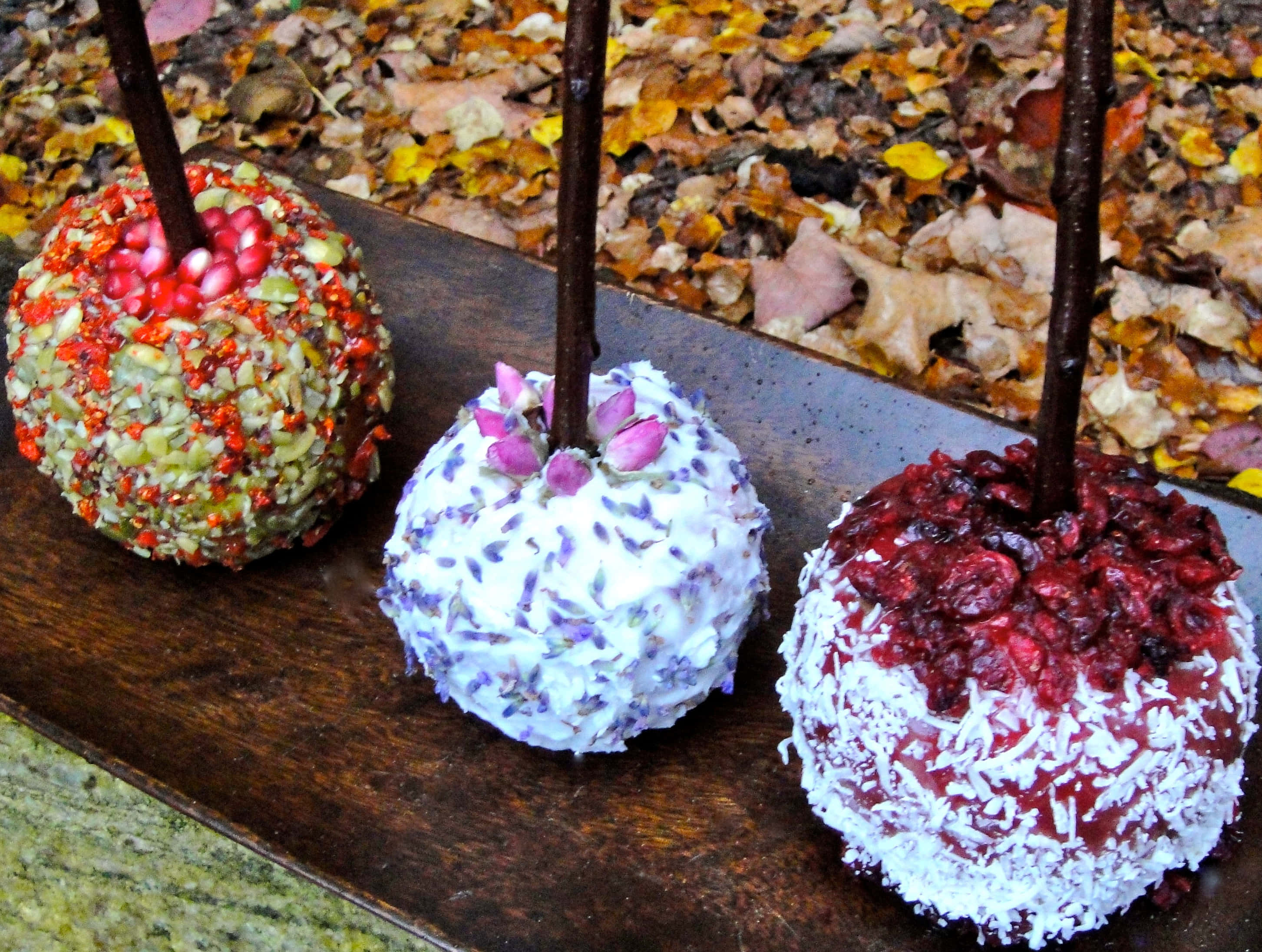 Candy Apples, gourmet caramel apples, pistachios, 2K Desktop Wallpaper