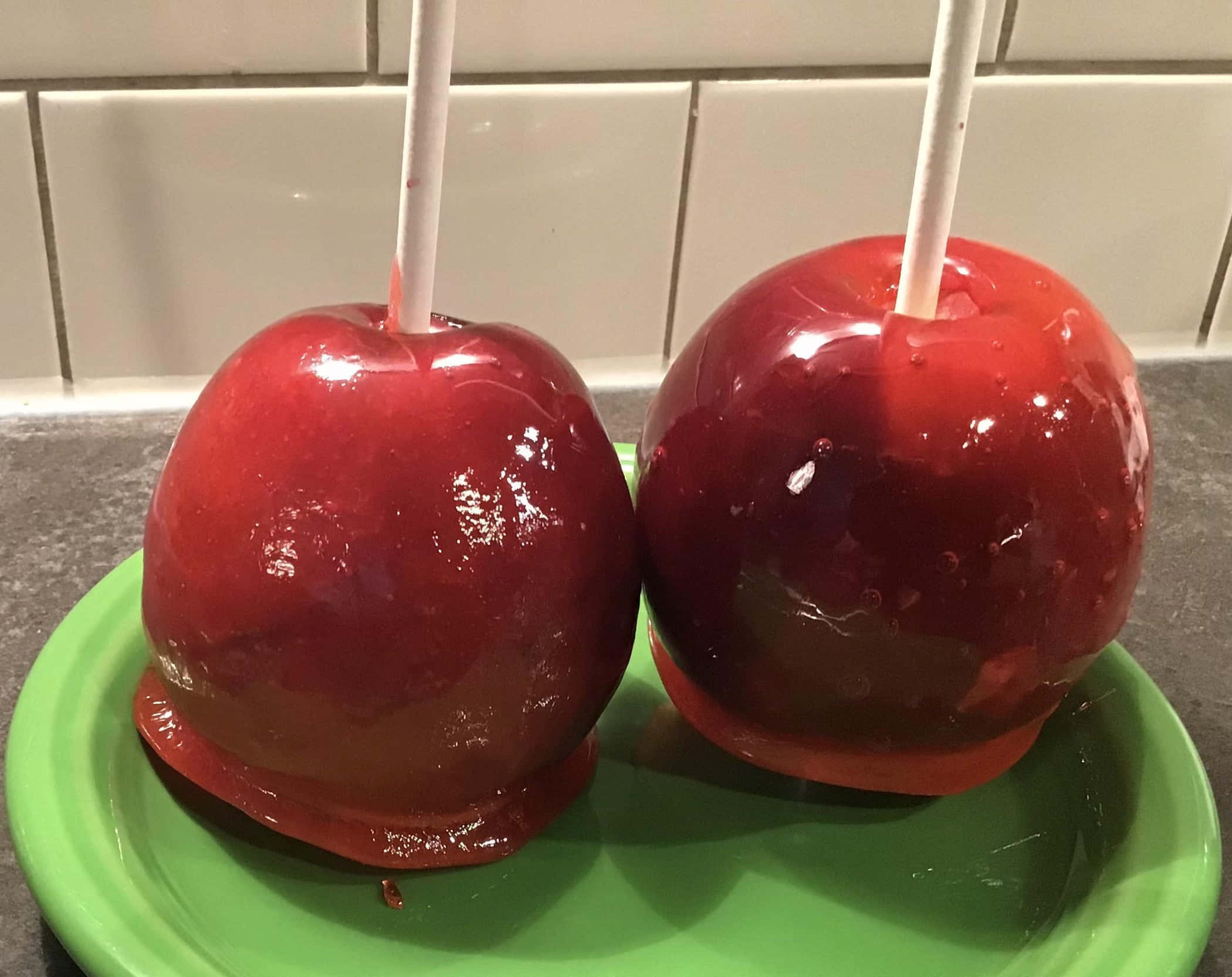 Candy Apples, glossy red candy apples, bright green plate, Full HD Desktop Wallpaper