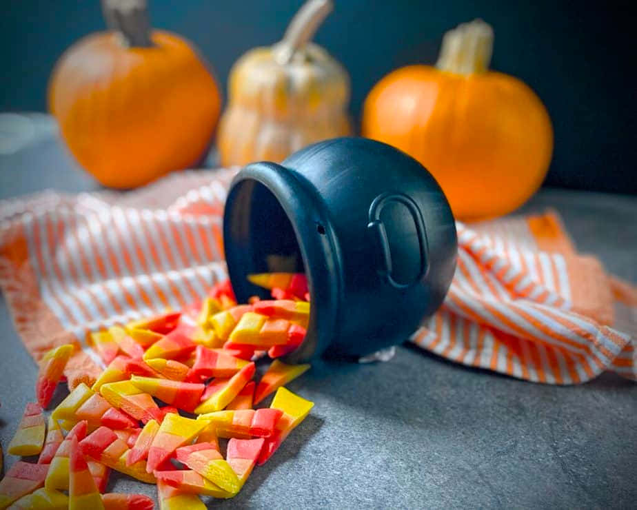 candy corn, black cauldron, striped cloth, SD Desktop Wallpaper