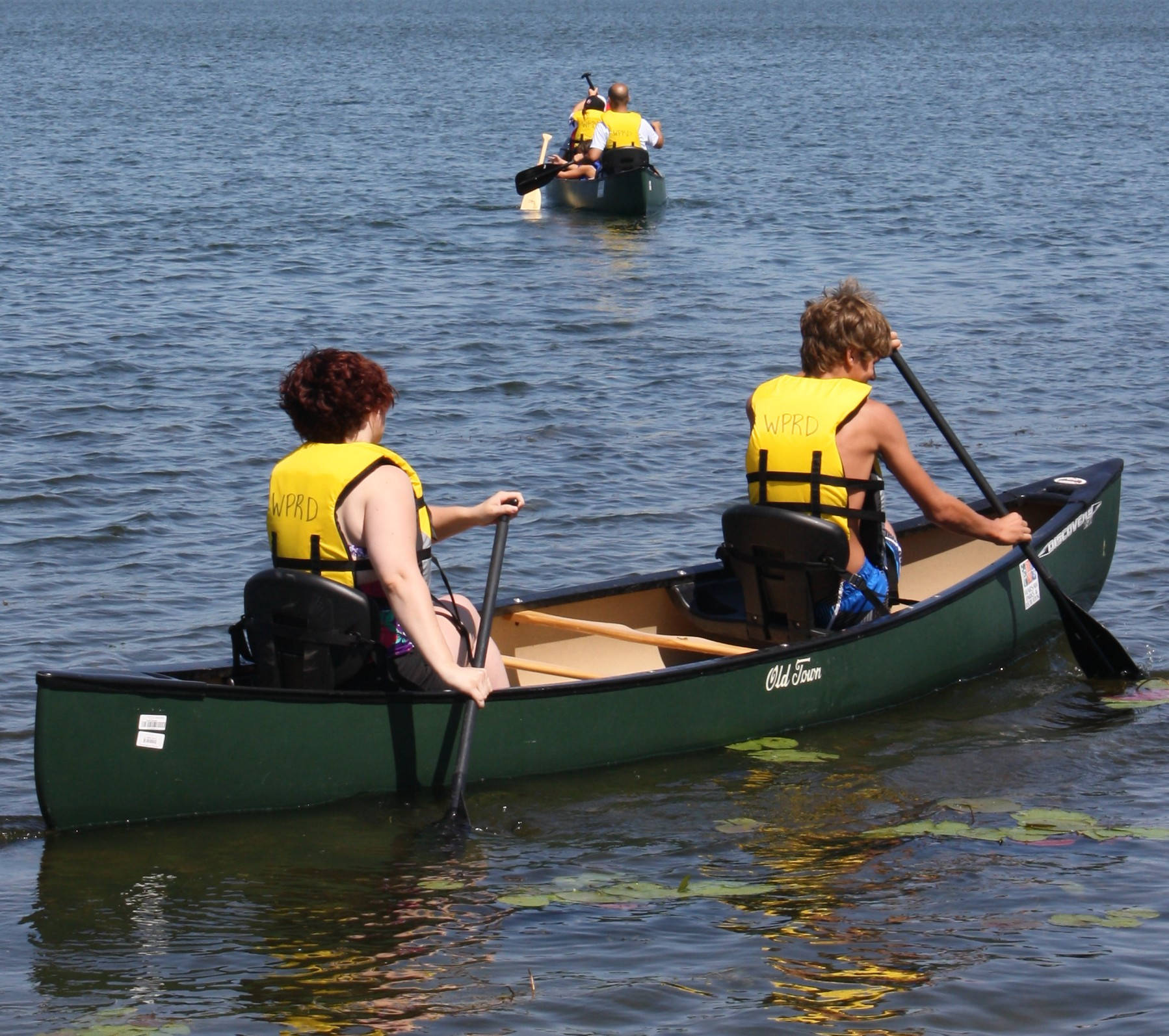 yellow life jackets, green canoe, sunlit lake, HD Desktop Wallpaper
