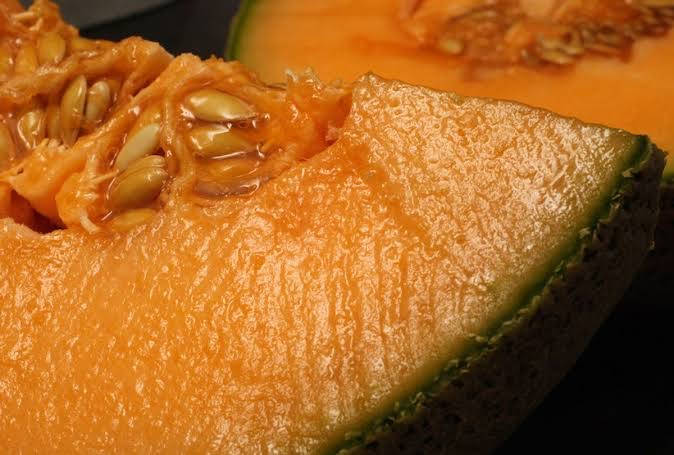 juicy cantaloupe, orange flesh, seeds, SD Desktop Wallpaper