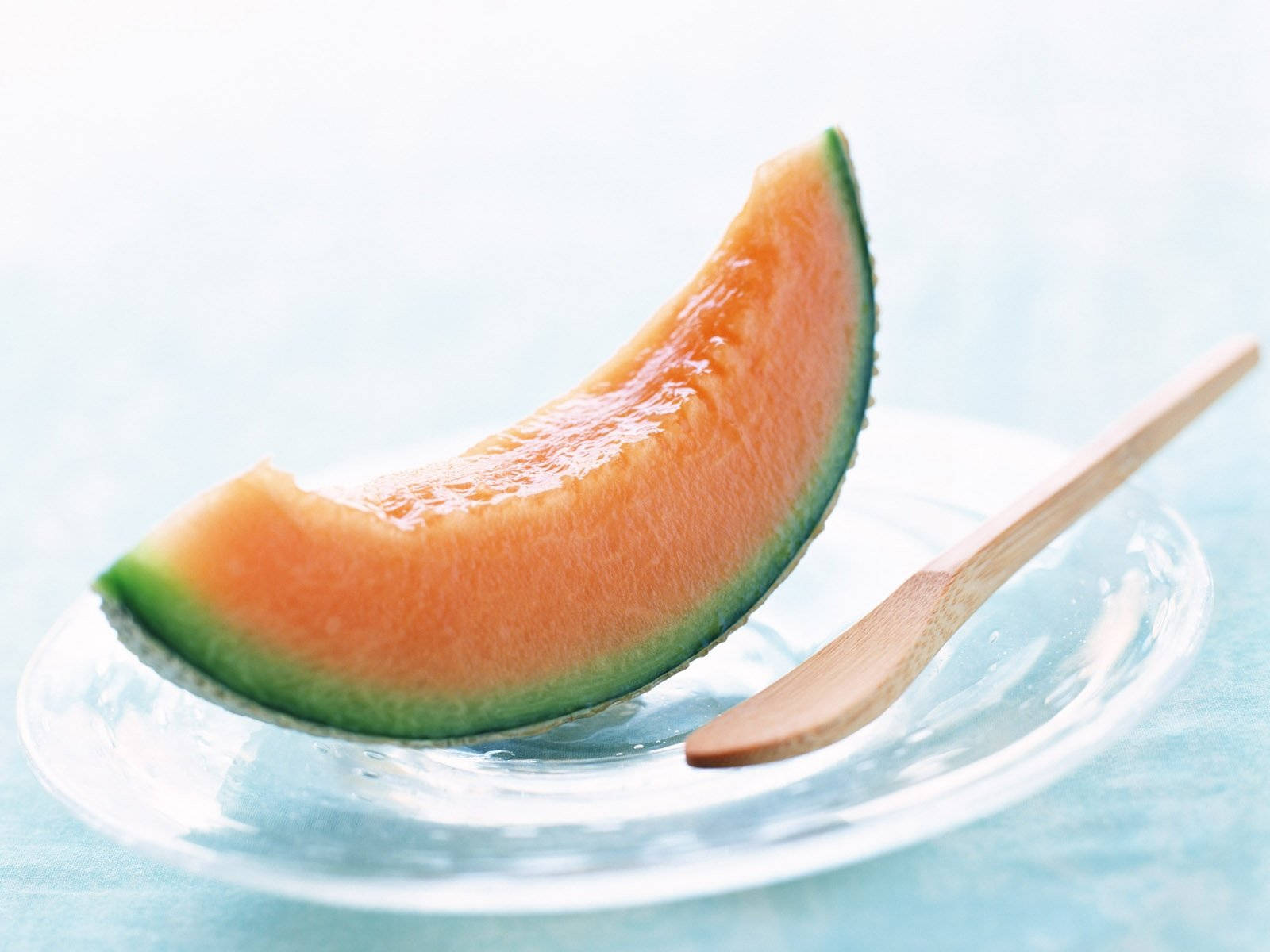 cantaloupe melon, clear glass plate, wooden spoon, HD Desktop Wallpaper