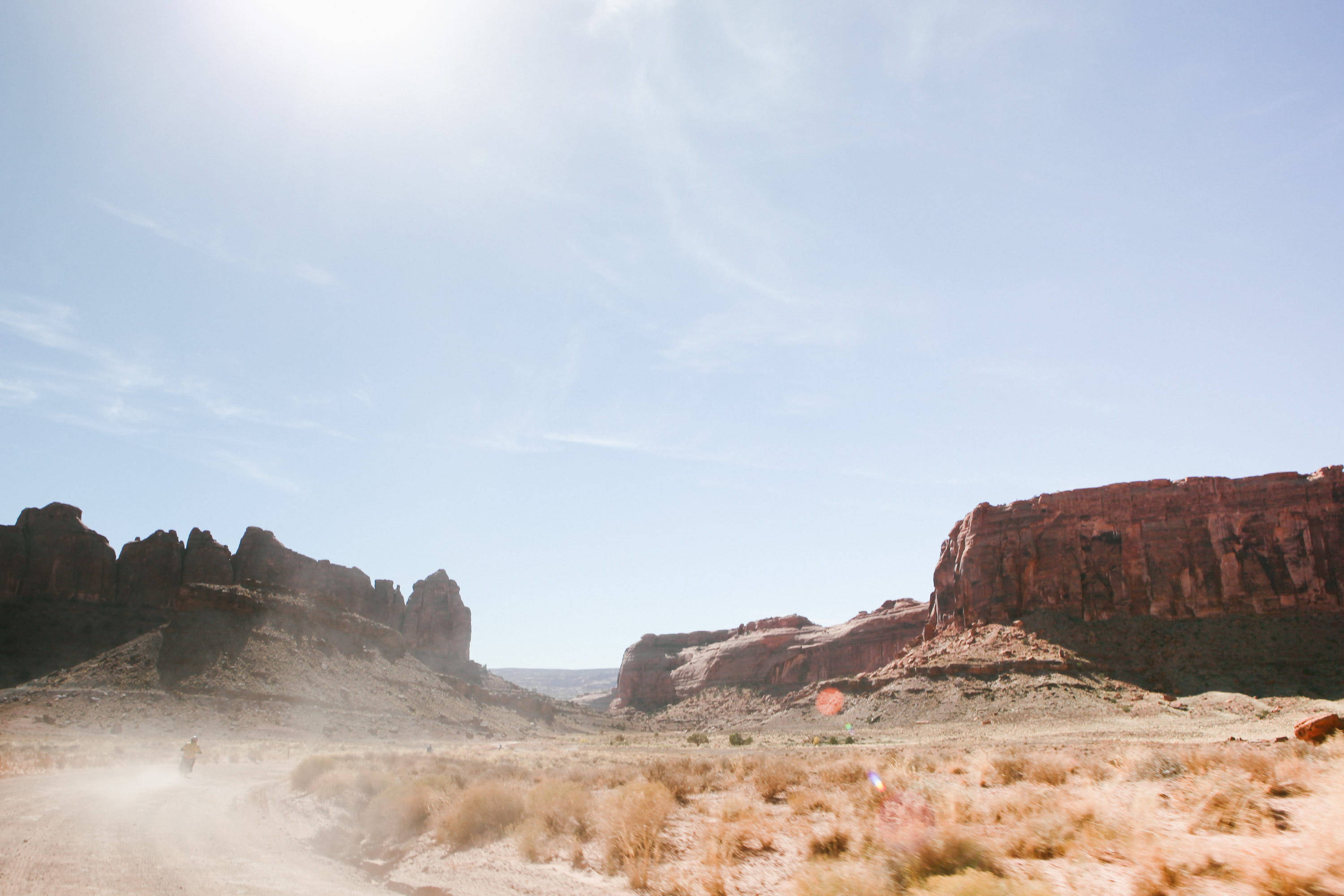 Canyonlands National Park, dusty, sunbaked desert trail, 2K Desktop Wallpaper