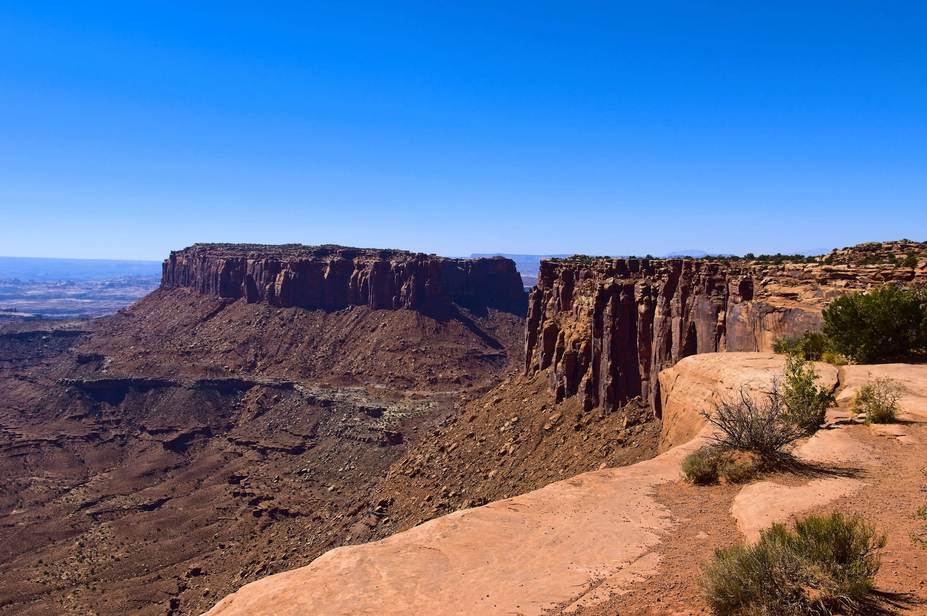 Canyonlands National Park, red rock canyon, clear blue sky, 2K Desktop Wallpaper