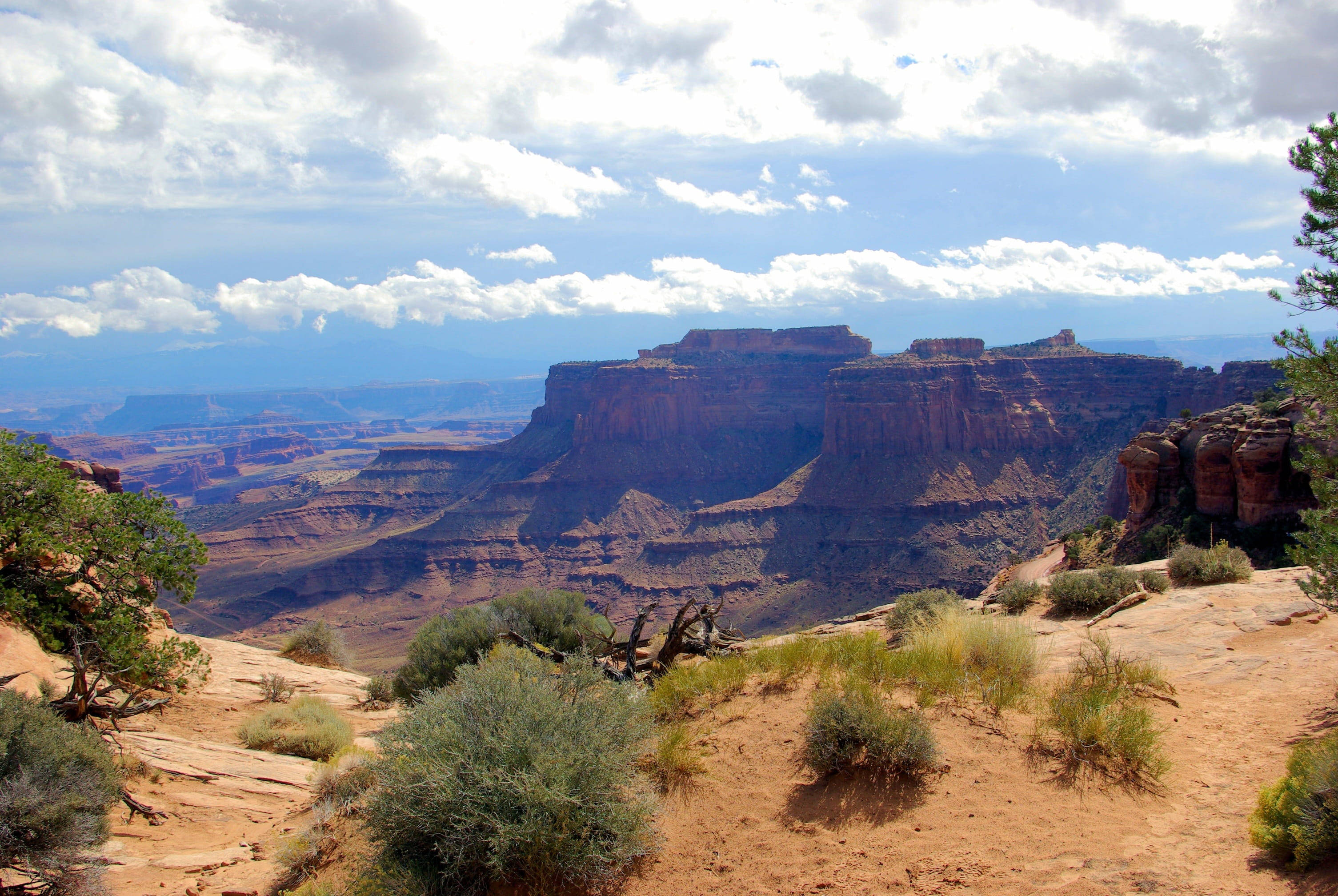 Canyonlands National Park, red rock canyon, bright blue sky, 2K Desktop Wallpaper