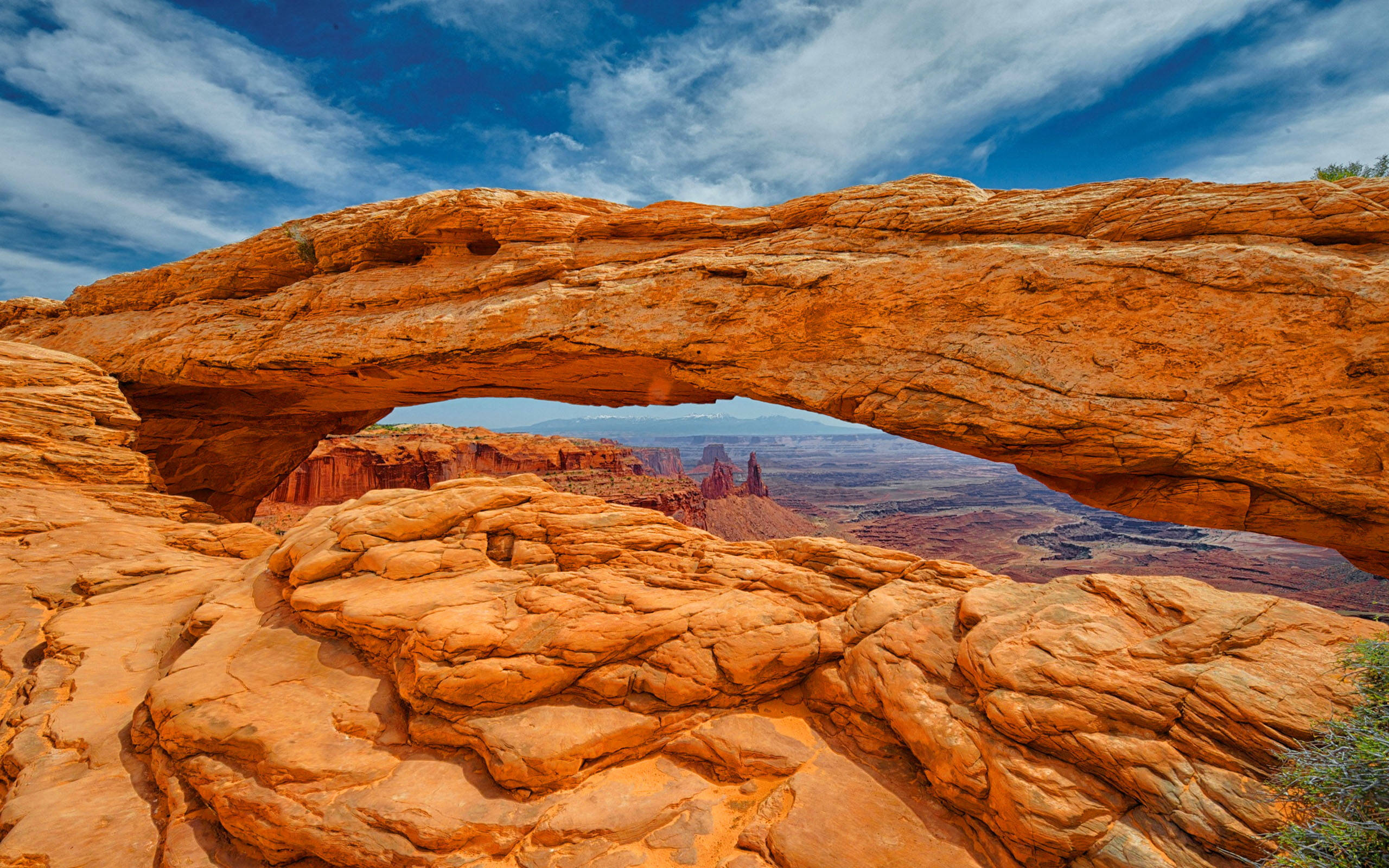 Canyonlands National Park, orange sandstone arch, vast desert canyon, 2K Desktop Wallpaper