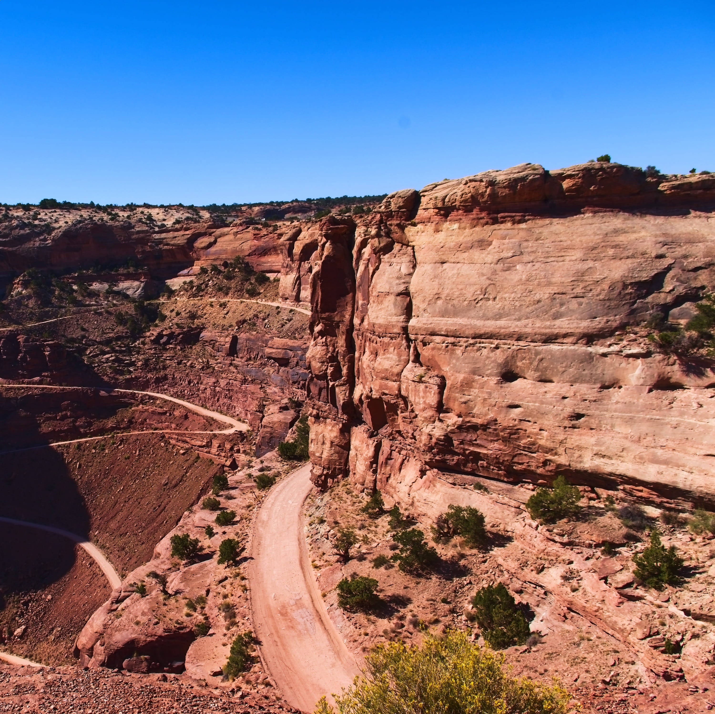 Canyonlands National Park, dirt road, red rock formations, 2K Desktop Wallpaper