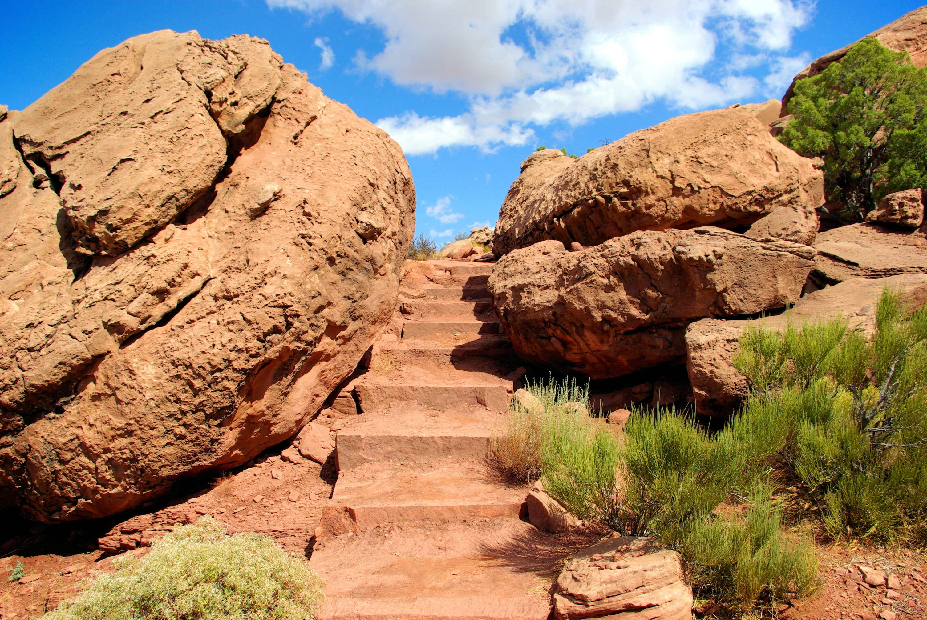 stairs, canyonlands national park, red rock formations, 2K Desktop Wallpaper