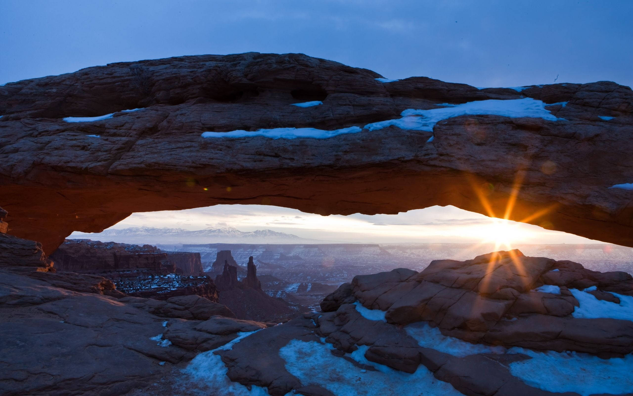 sunrise, Canyonlands National Park, snow-dusted red rock arch, 2K Desktop Wallpaper