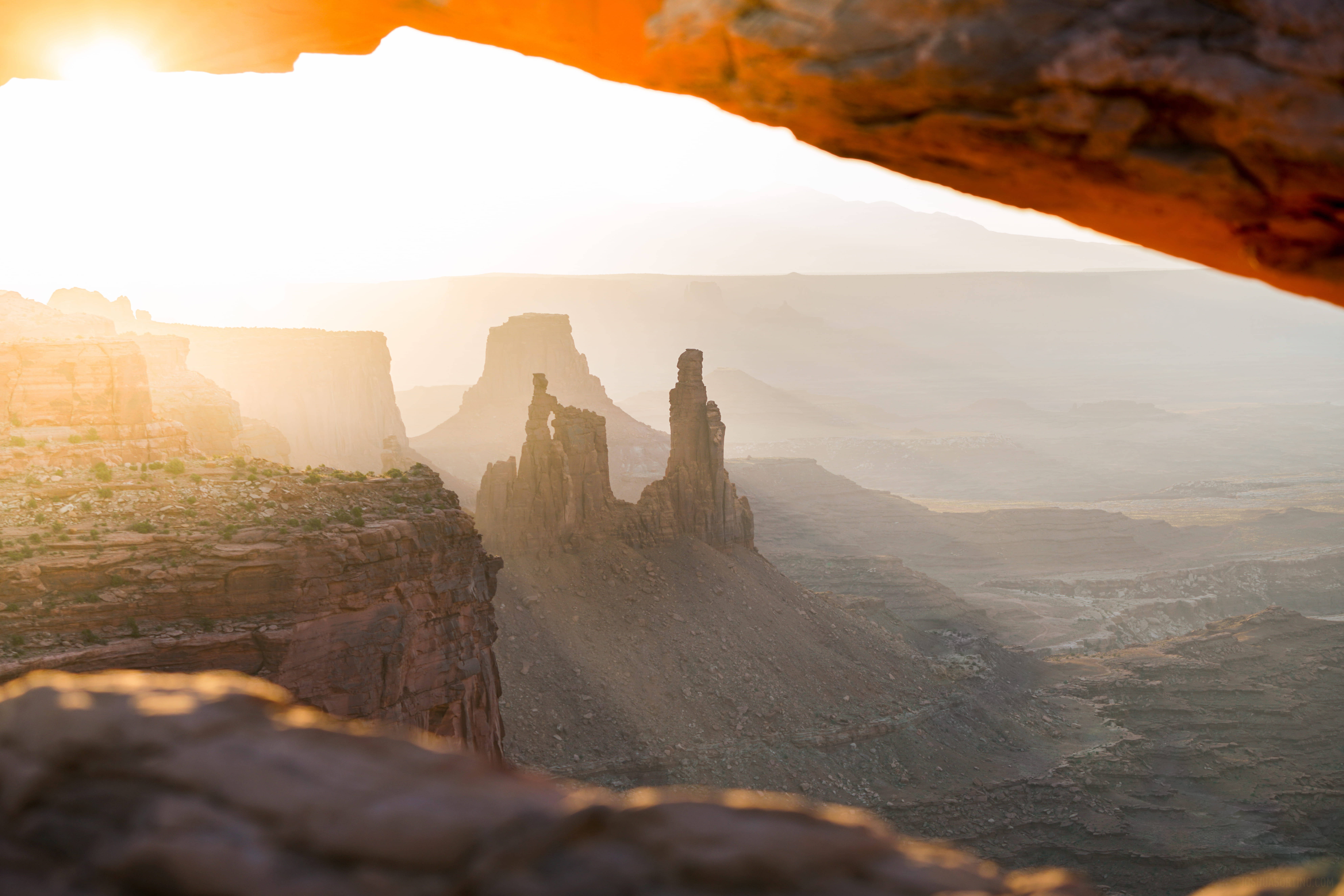 Canyonlands National Park, natural rock arch, red sandstone buttes, 8K Desktop Wallpaper
