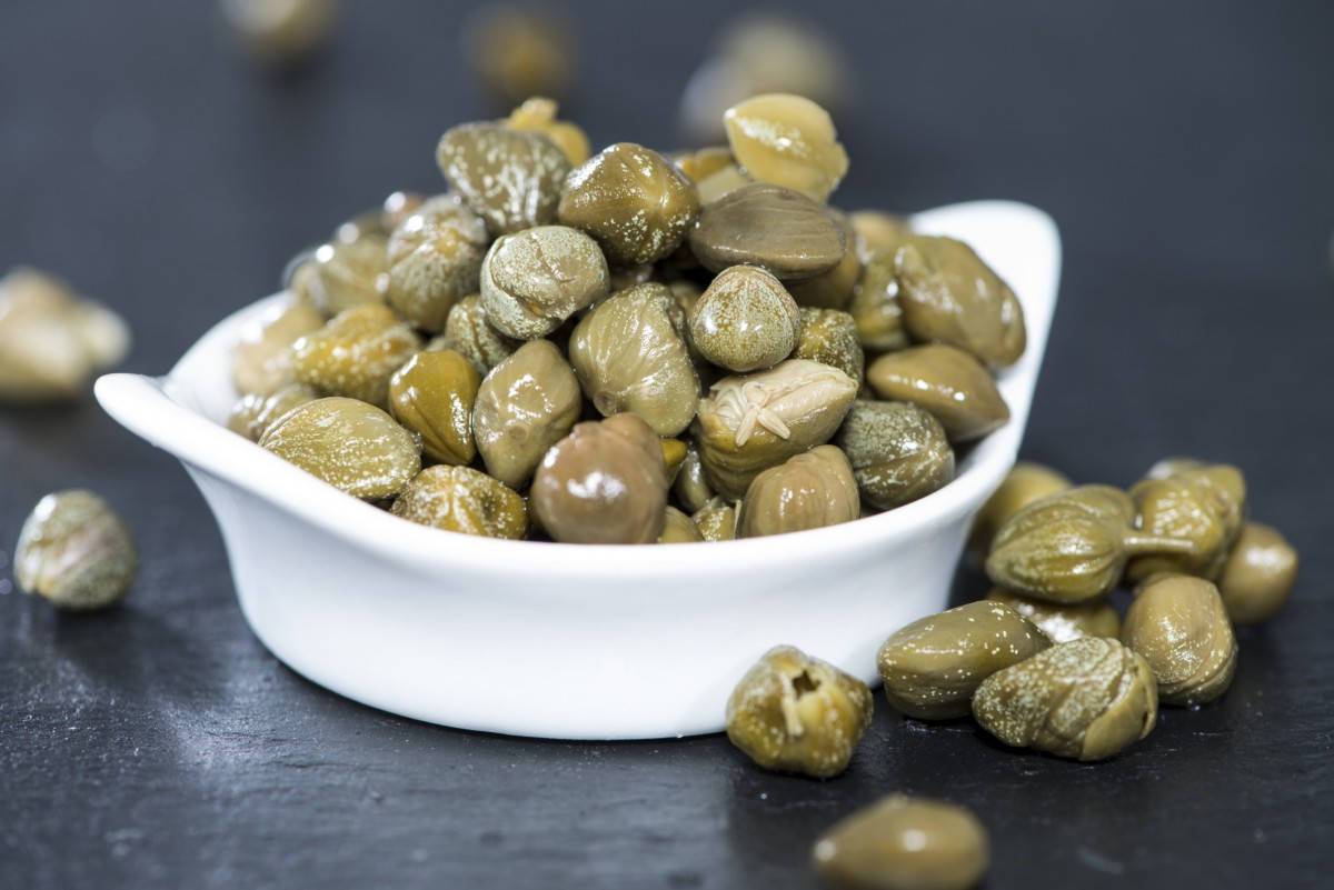 Capers, white ceramic bowl, glistening green capers, SD Desktop Wallpaper