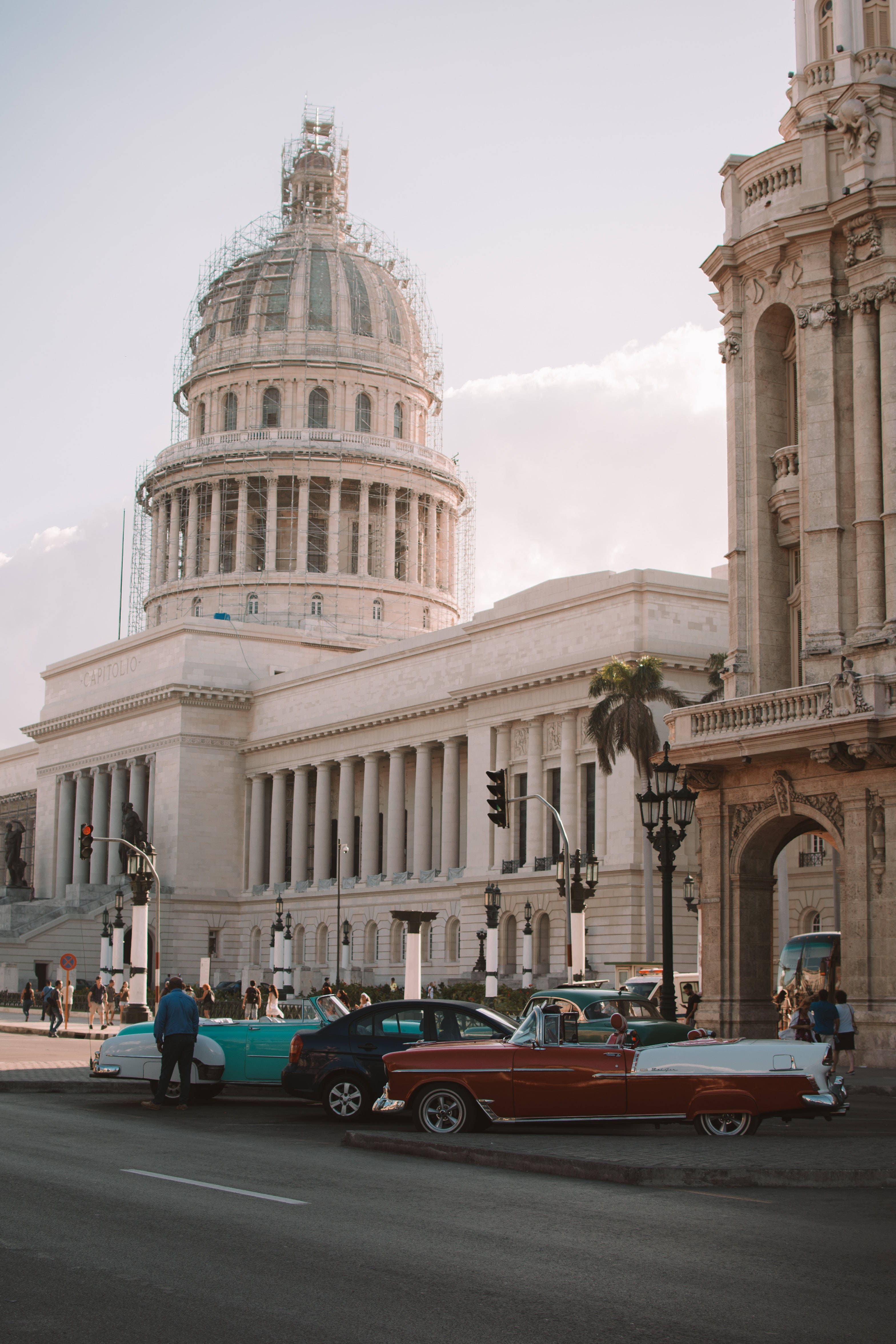 Capitol Hill, vintage American cars, neoclassical building, 4K Phone Wallpaper