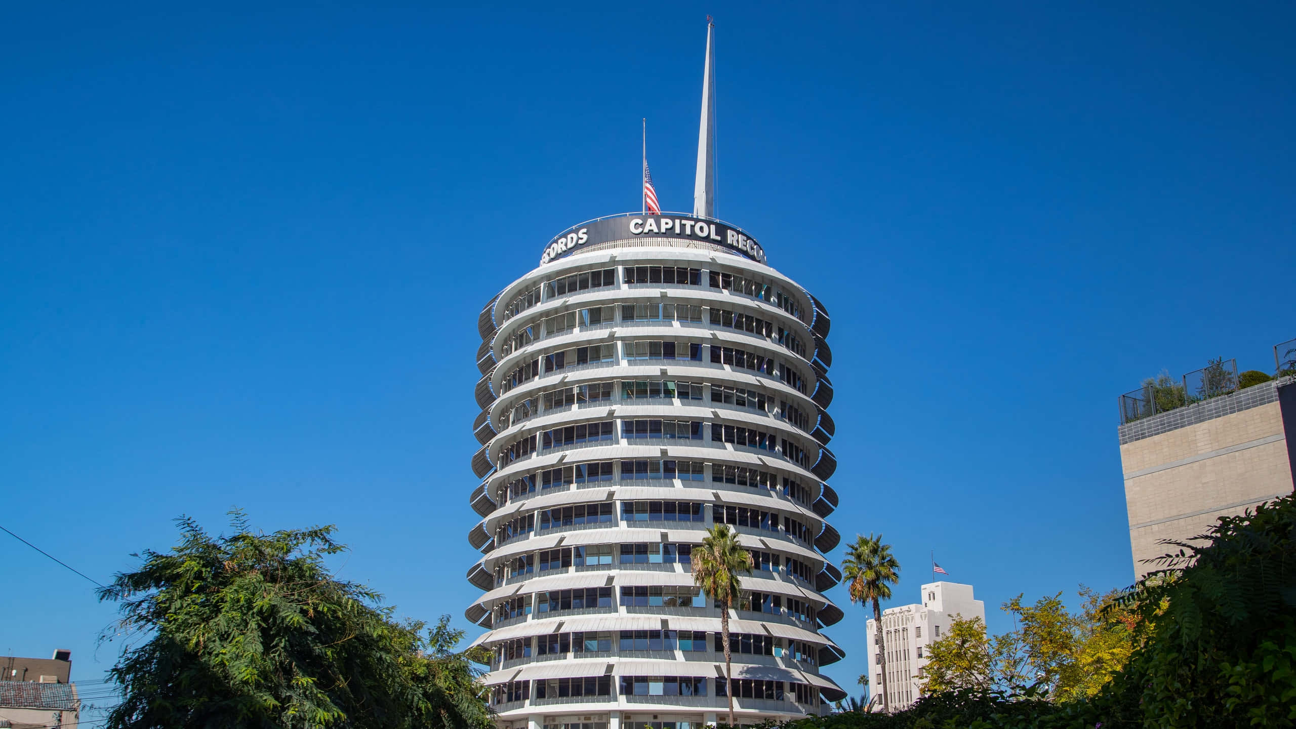 Capitol Records Building, white cylindrical, clear blue sky, 2K Desktop Wallpaper