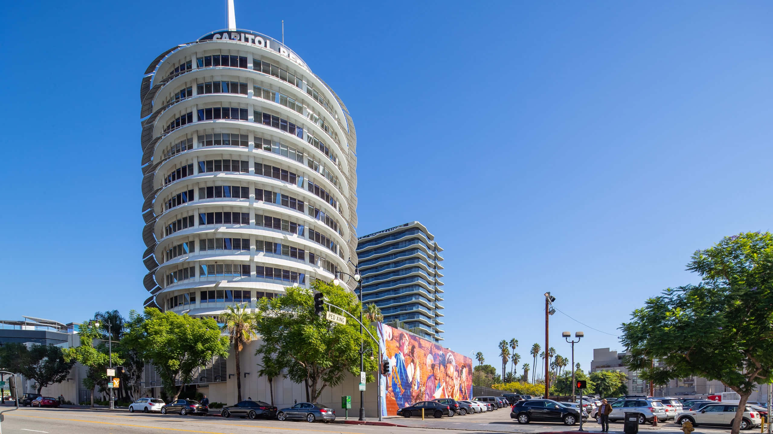 Capitol Records Building, white, sunny urban street, 2K Desktop Wallpaper