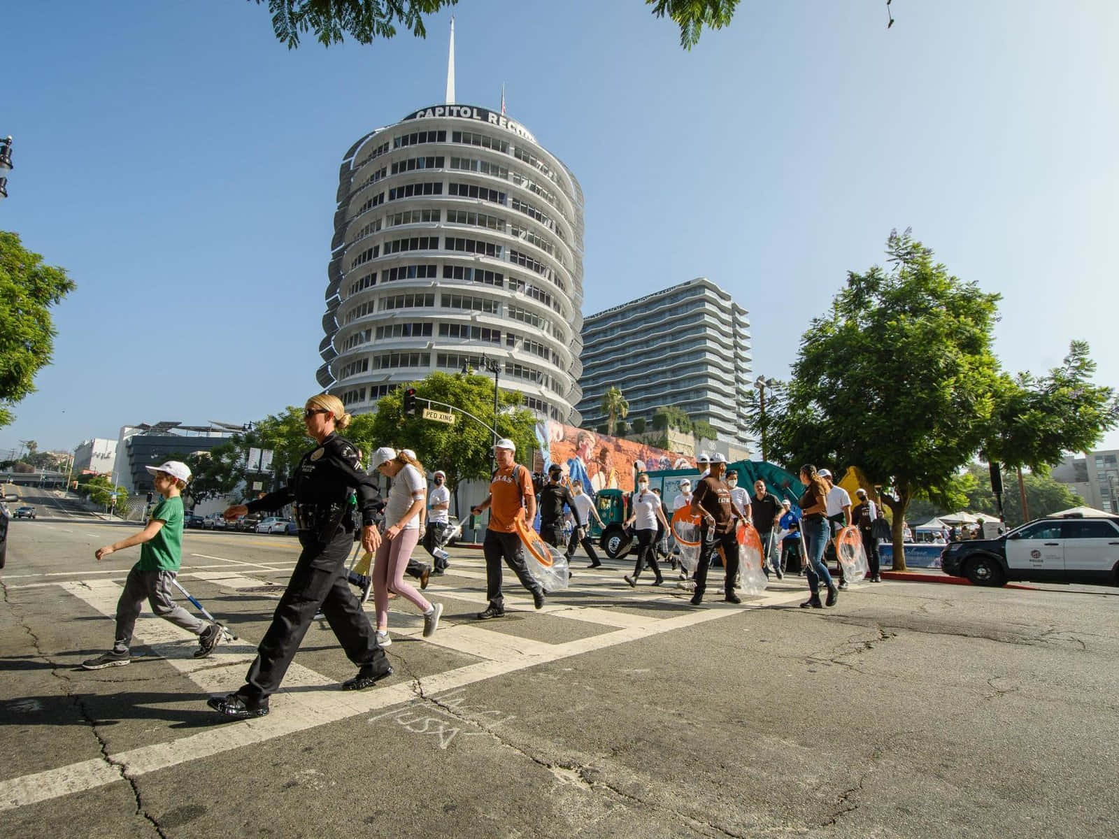 Capitol Records building, police officer, pedestrians, HD Desktop Wallpaper