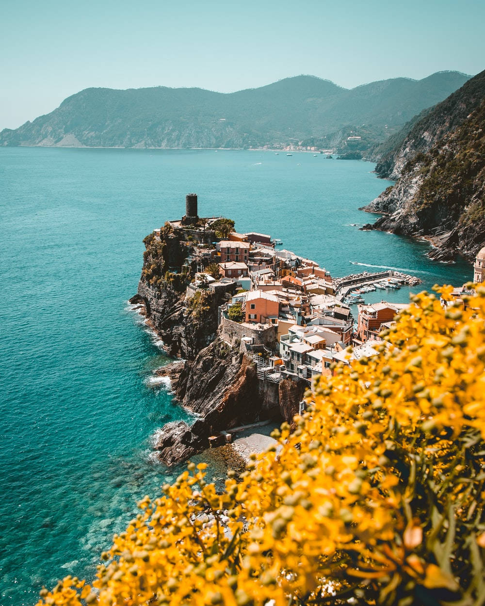 Capri Italy, picturesque island, rocky cliffs, SD Phone Wallpaper