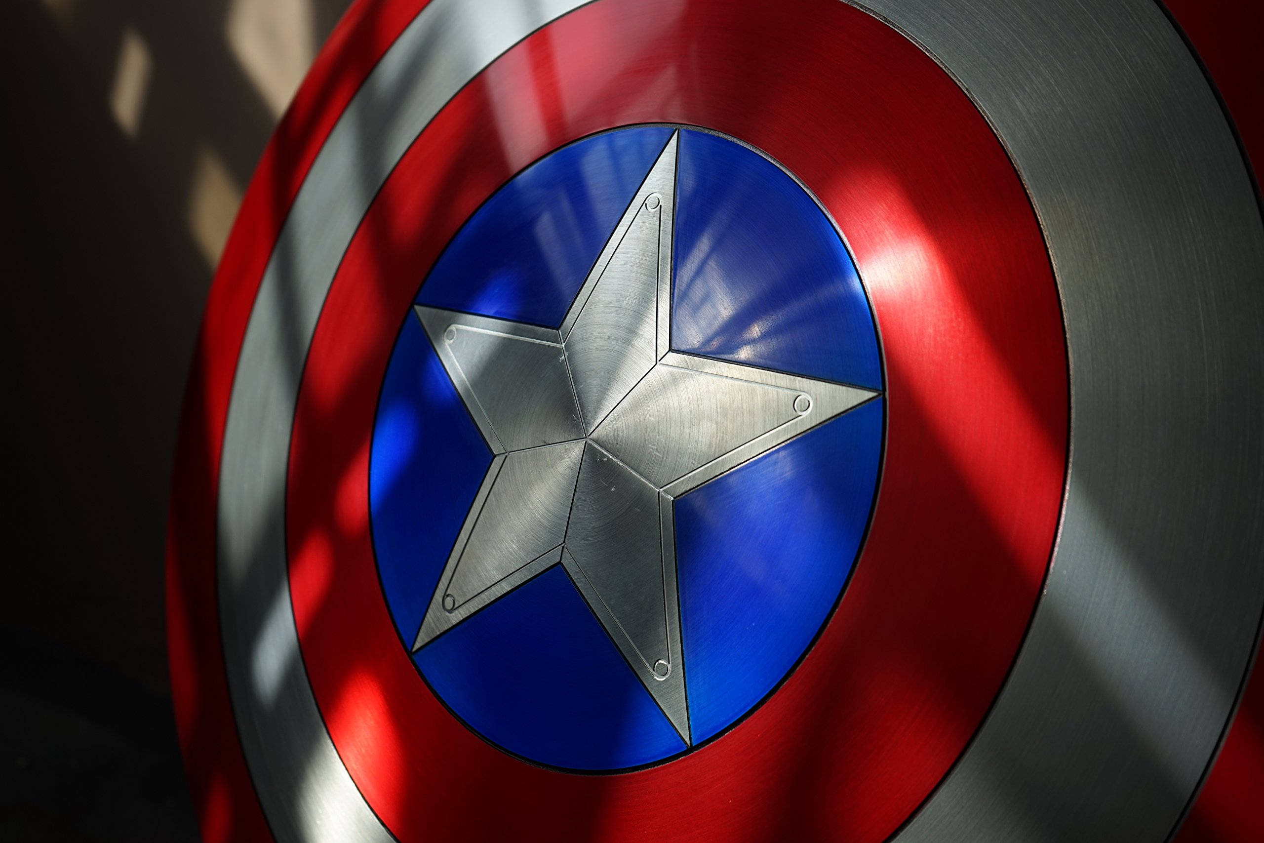 Captain America Shield, red white and blue concentric rings, central star, 2K Desktop Wallpaper