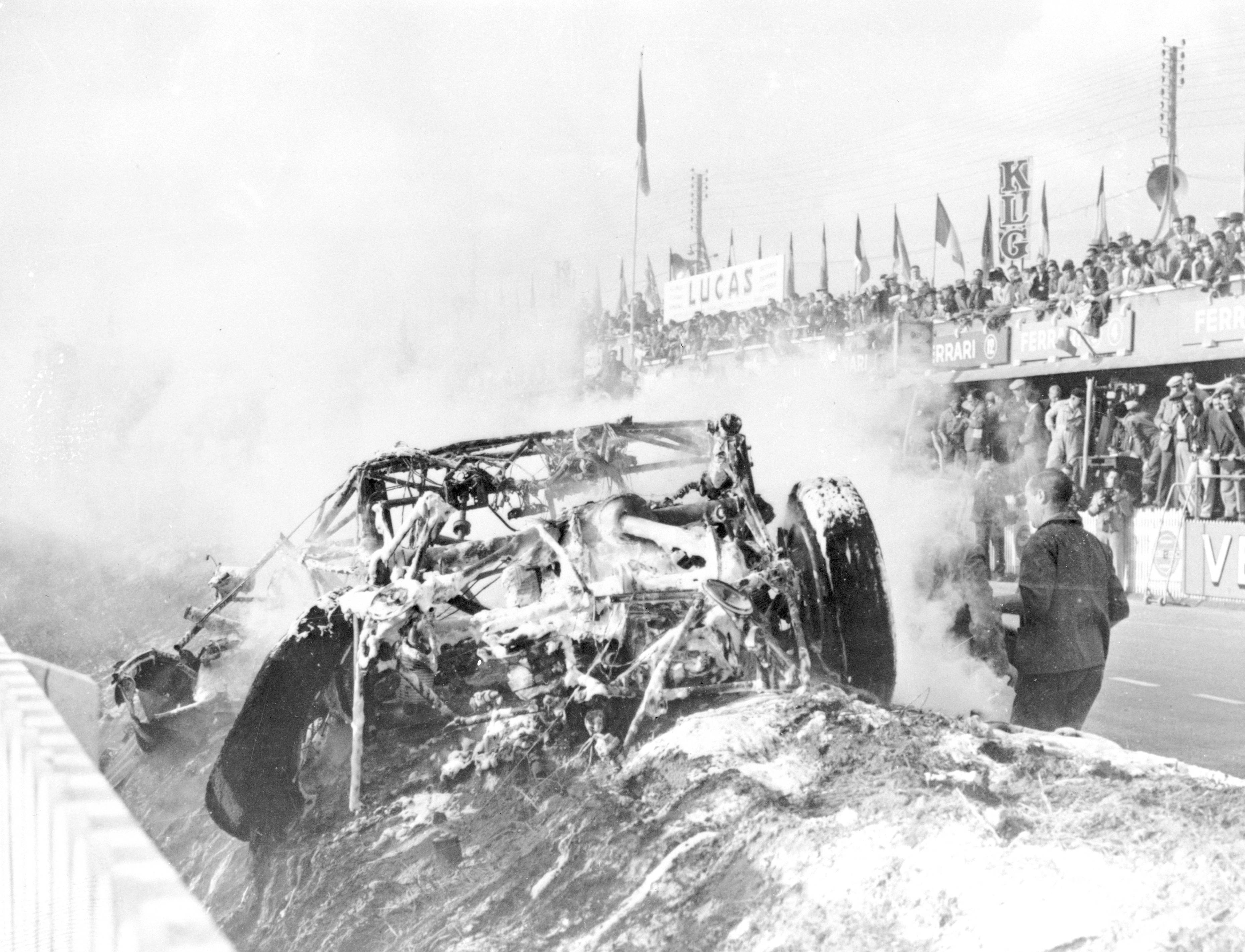 wrecked race car, muddy ditch, grandstands, 2K Desktop Wallpaper