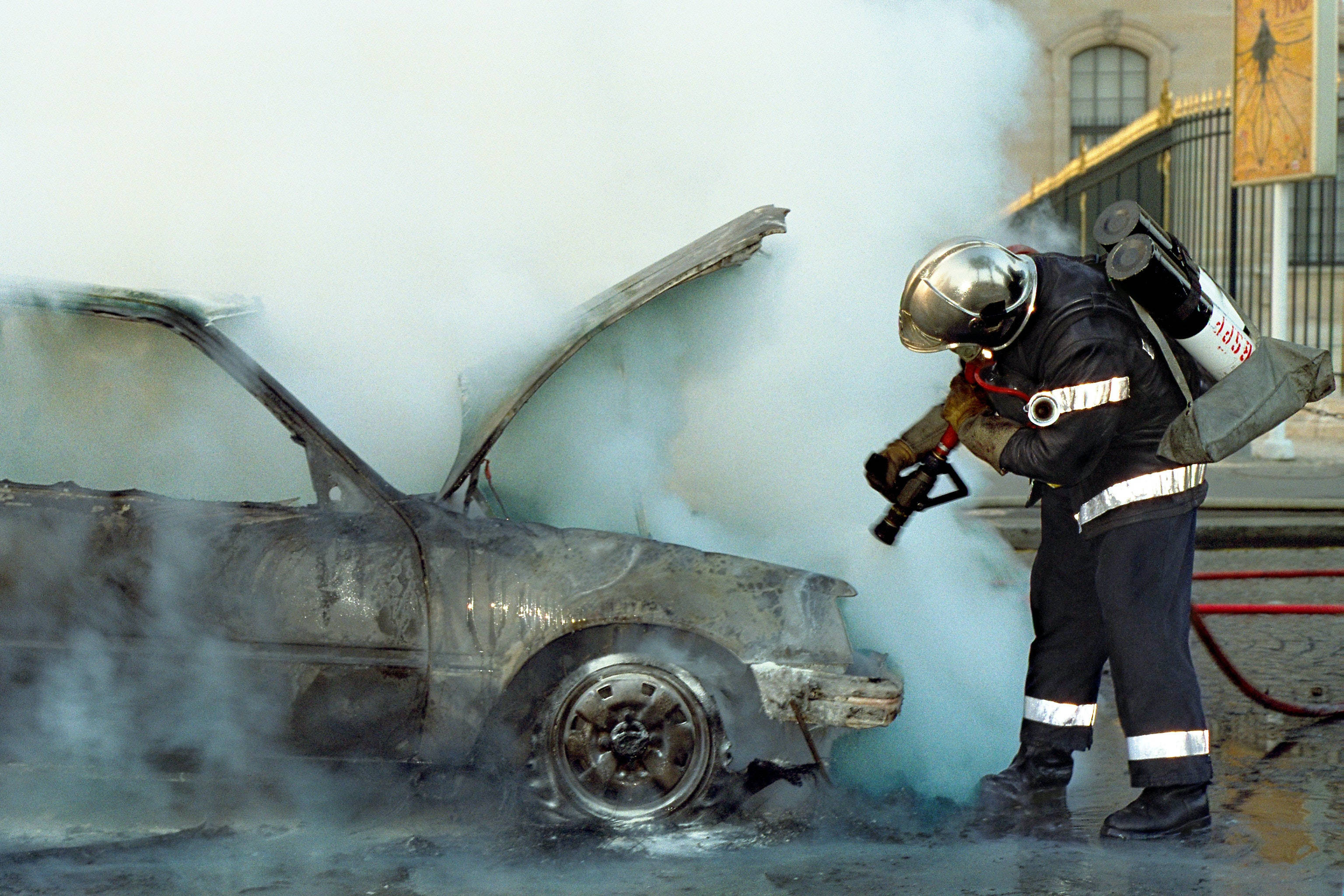 firefighter, full gear, smoke, 2K Desktop Wallpaper