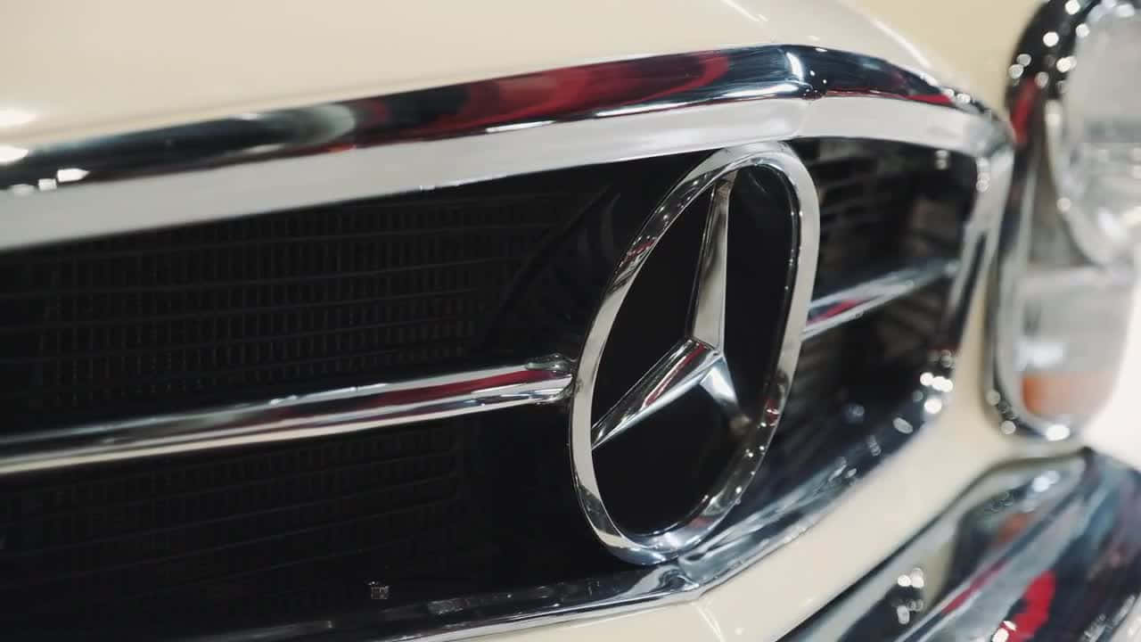vintage cream Mercedes-Benz grille, gleaming chrome emblem, reflective surfaces, HD Desktop Wallpaper