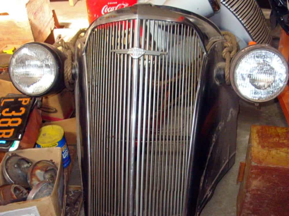 Vintage car grille, chrome vertical bars, round headlights, SD Desktop Wallpaper