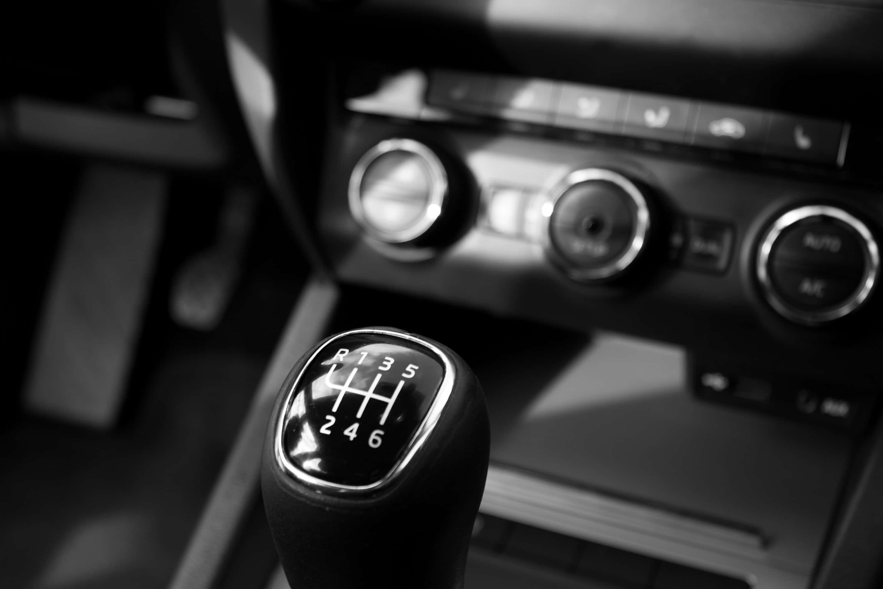 gear shift lever, manual car, black and white shot, 2K Desktop Wallpaper