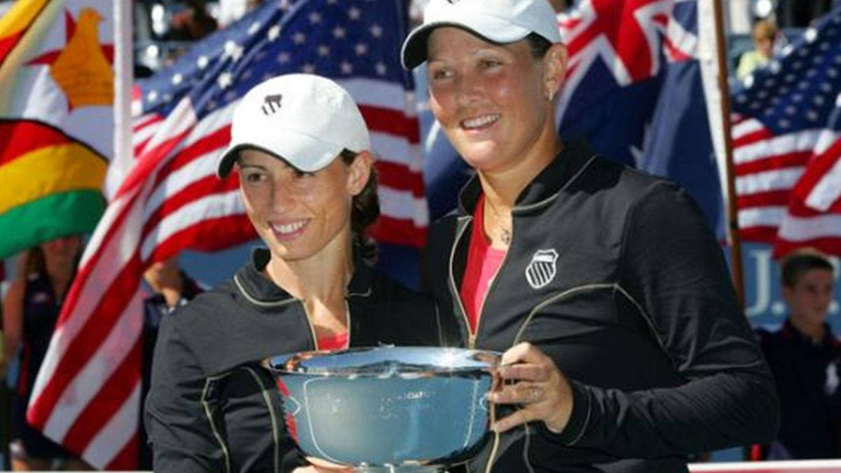 Cara Black, silver trophy, tennis players, SD Desktop Wallpaper