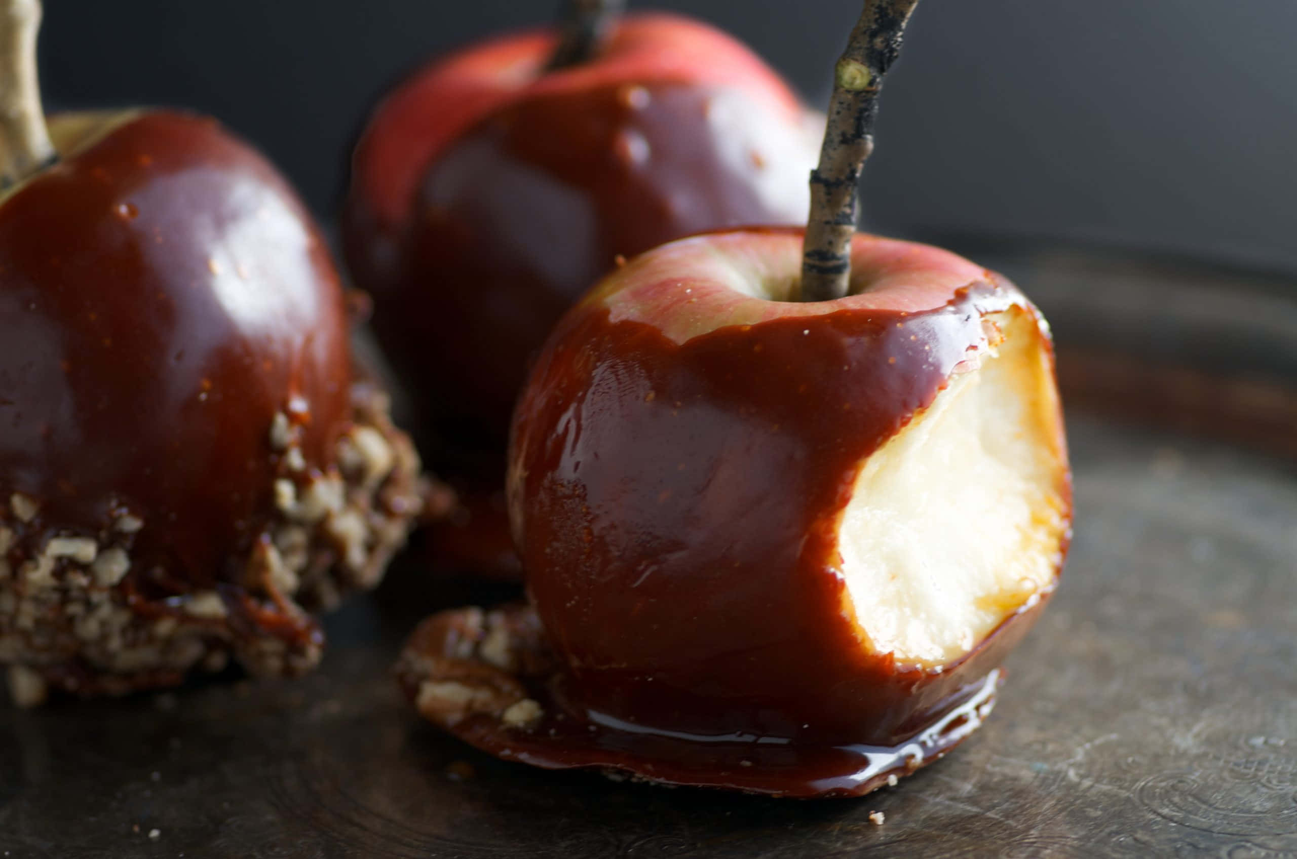 caramel apples, glossy caramel apples, dark tray, 2K Desktop Wallpaper