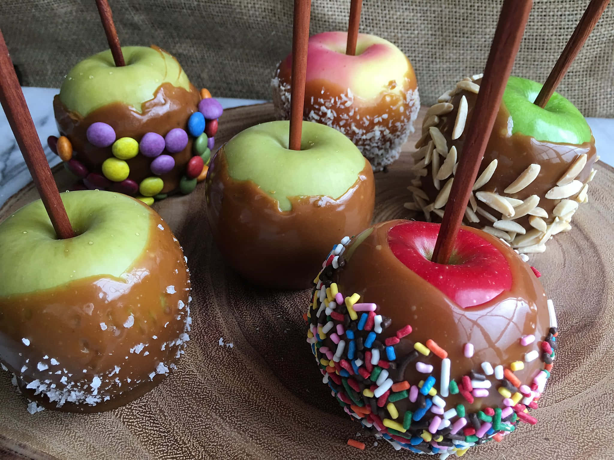 caramel apples, wooden board, glossy, Full HD Desktop Wallpaper