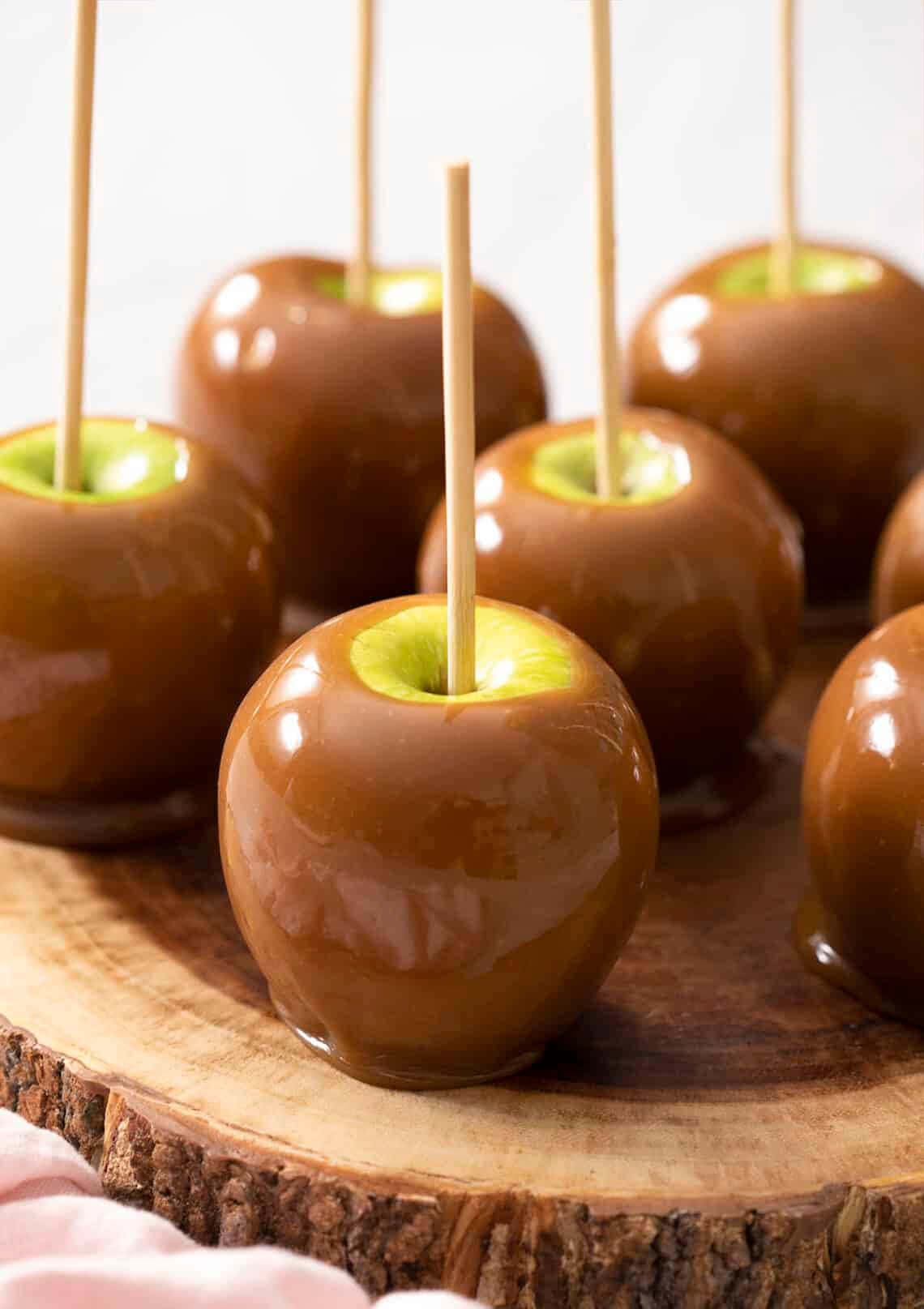 caramel apples, glossy, wooden slice, HD Phone Wallpaper