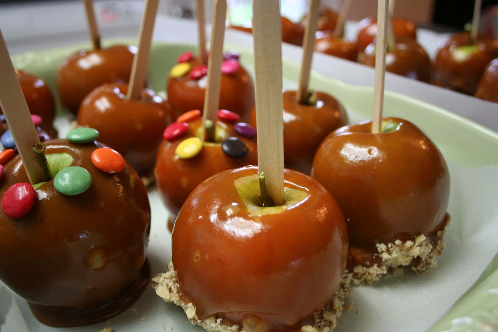 caramel apples, wooden table, light green plate, HD Desktop Wallpaper