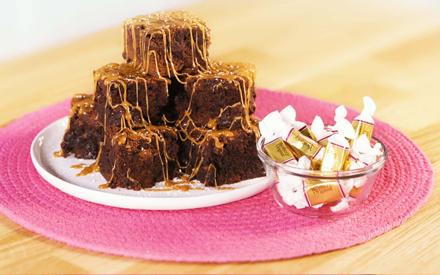 caramel brownie, pink placemat, caramel sauce, HD Desktop Wallpaper