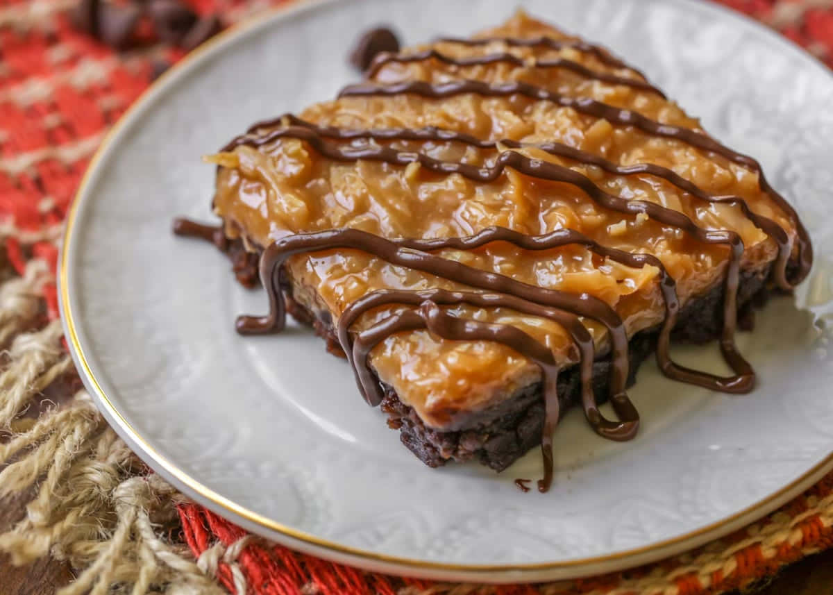 caramel brownie, white plate, gold trim, SD Desktop Wallpaper