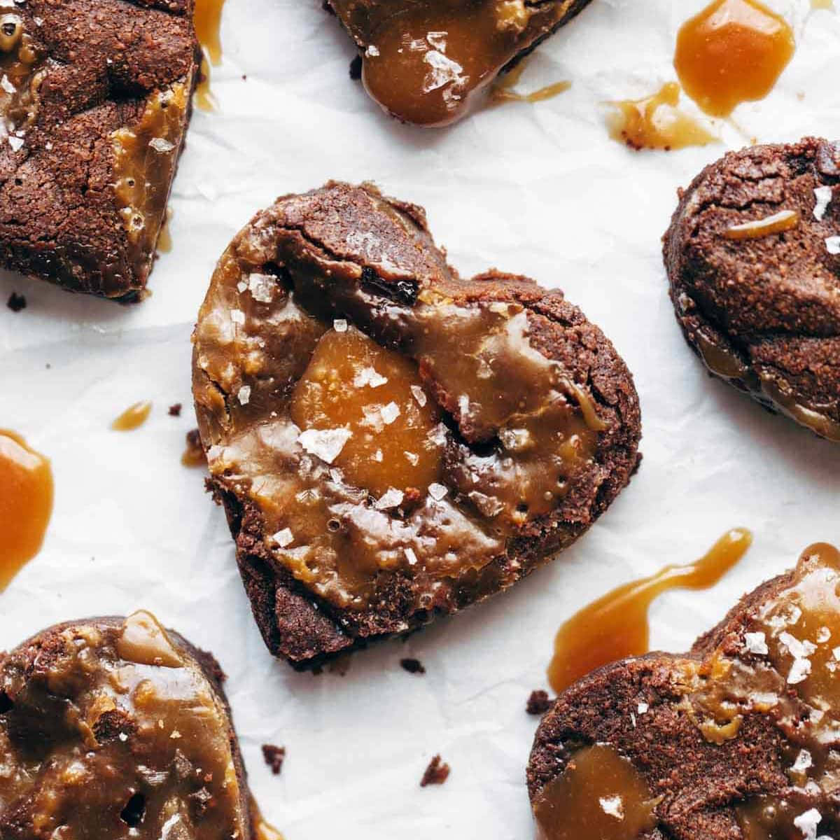 caramel brownie, heart-shaped chocolate brownies, caramel drizzle, SD Desktop Wallpaper