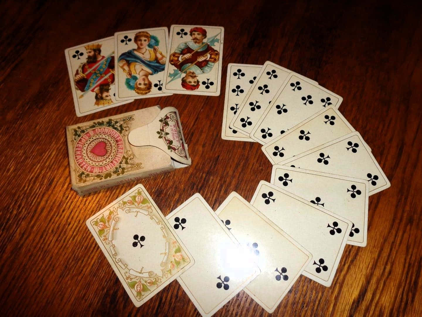 vintage playing cards, ornate royal figures, clover suits, HD Desktop Wallpaper
