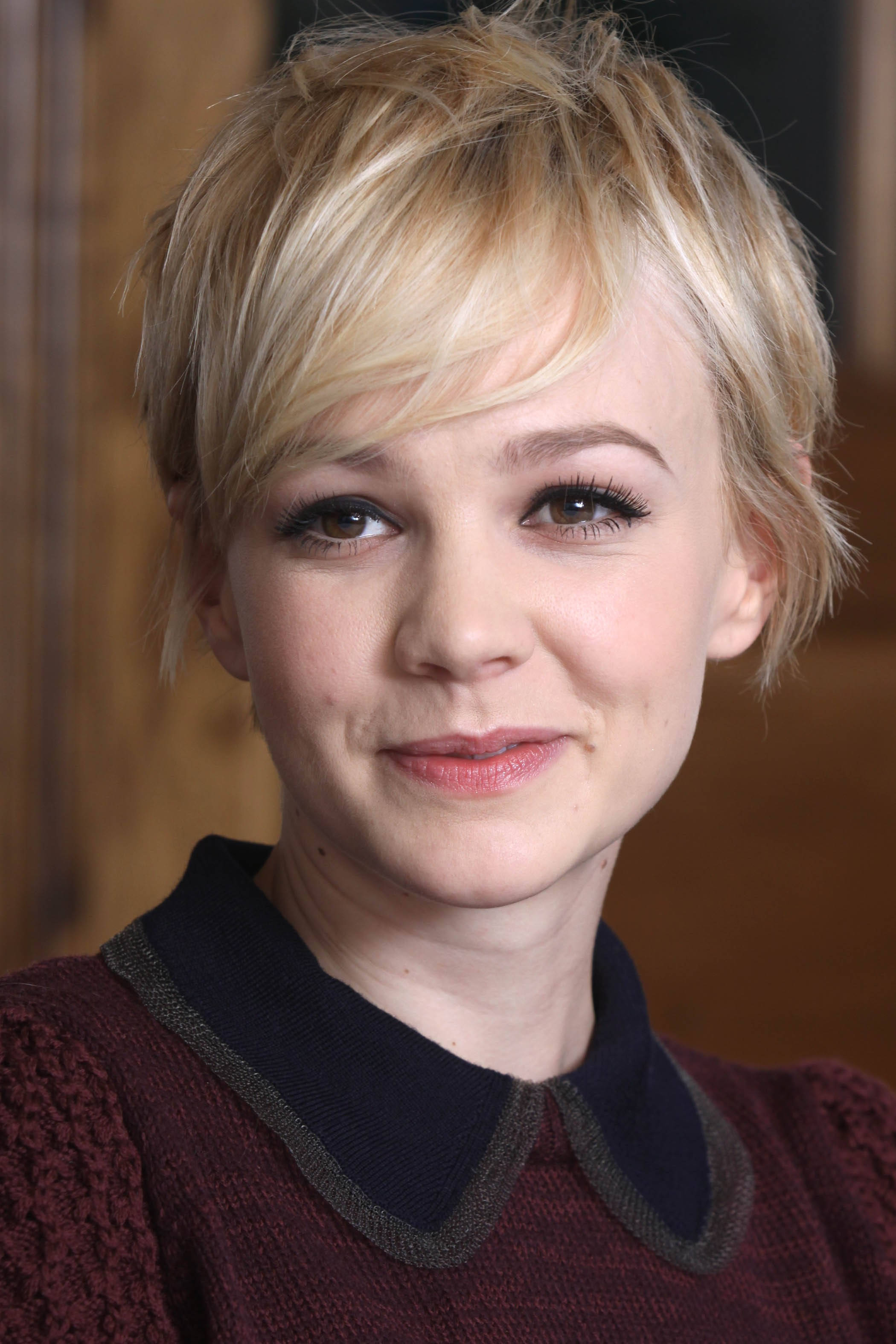 Carey Mulligan, side bangs, short blonde hair, 2K Phone Wallpaper