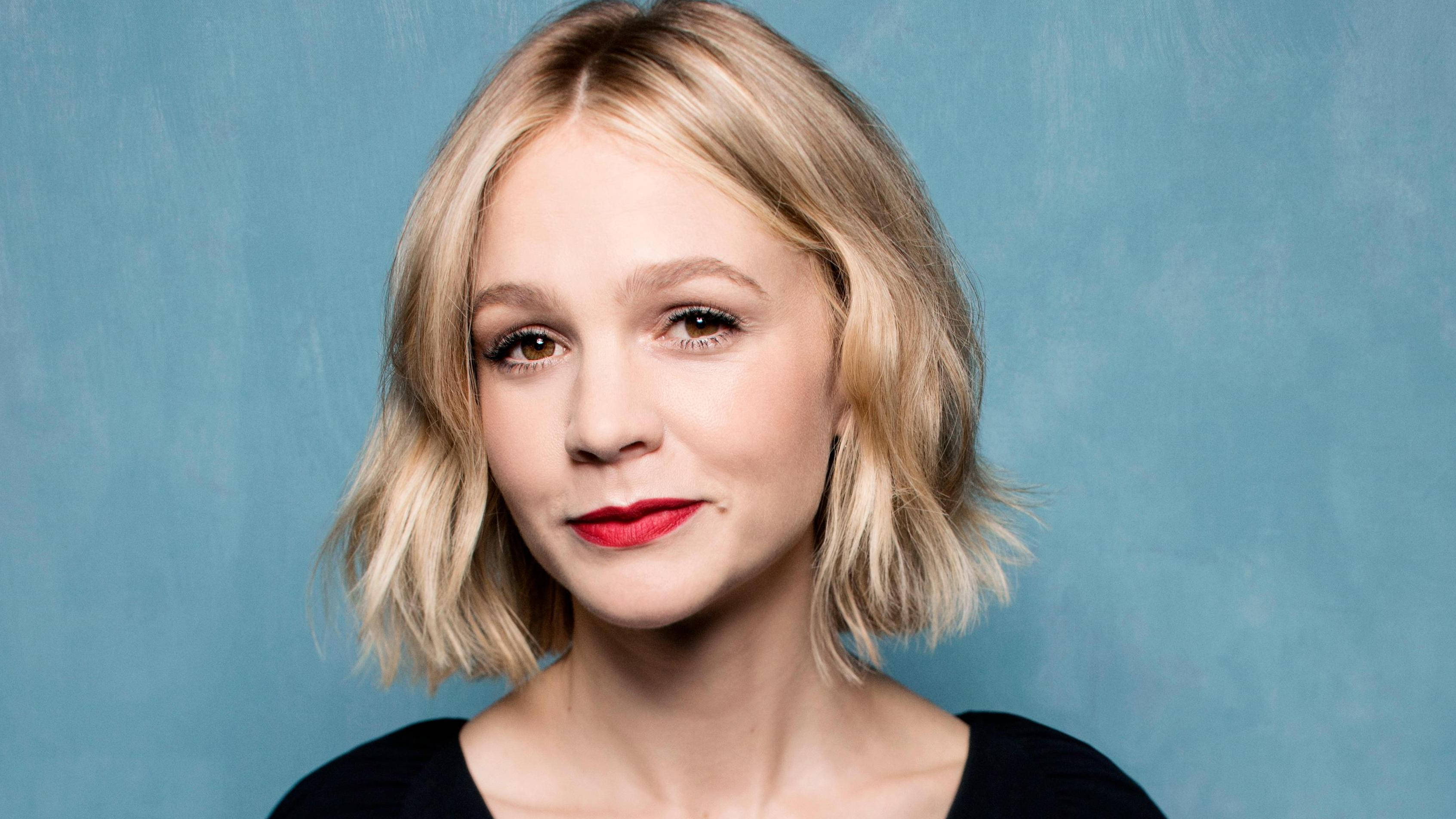 Carey Mulligan, blonde bob hair, bold red lips, 2K Desktop Wallpaper
