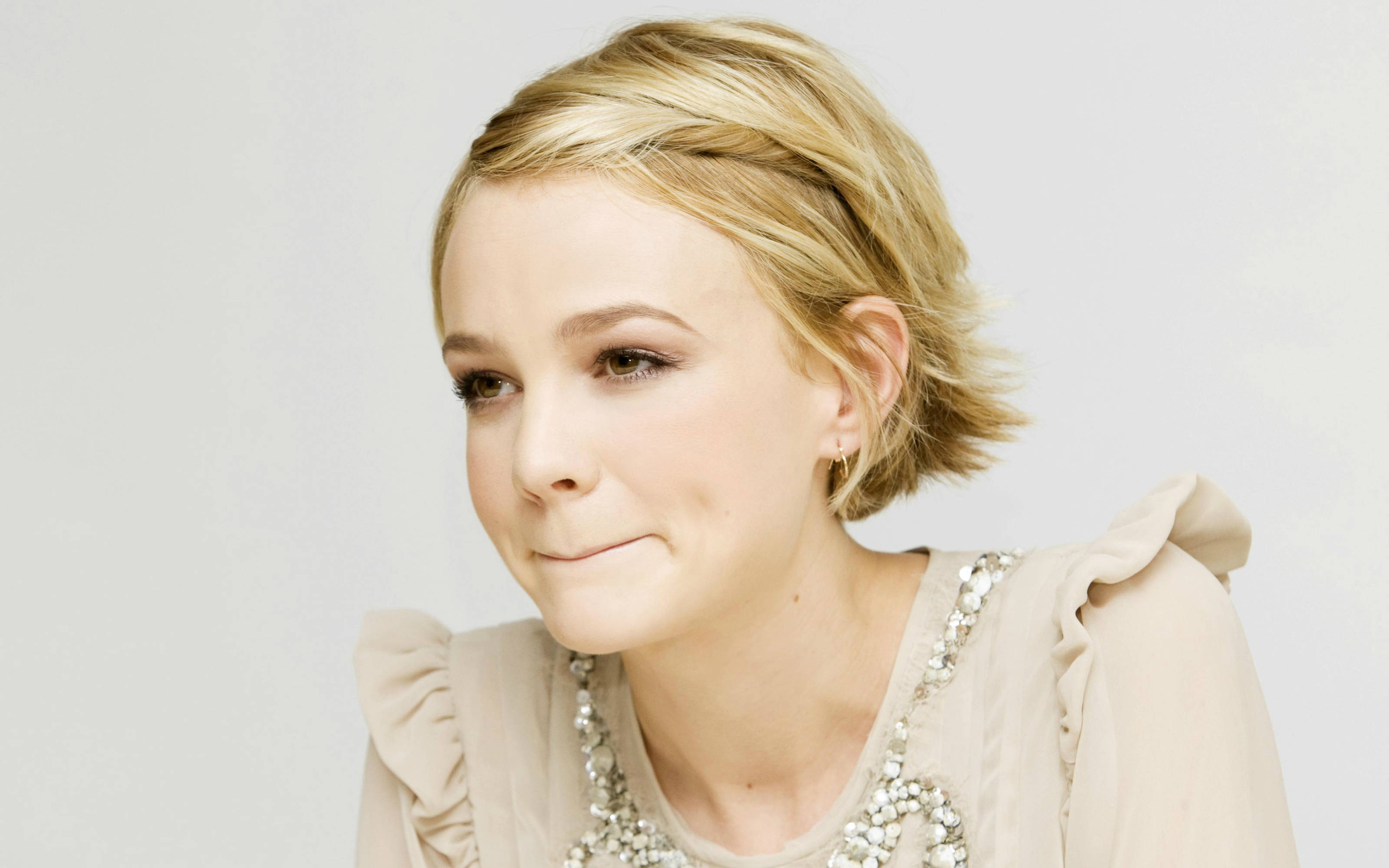 Carey Mulligan, short blonde hair, gentle smile, 2K Desktop Wallpaper