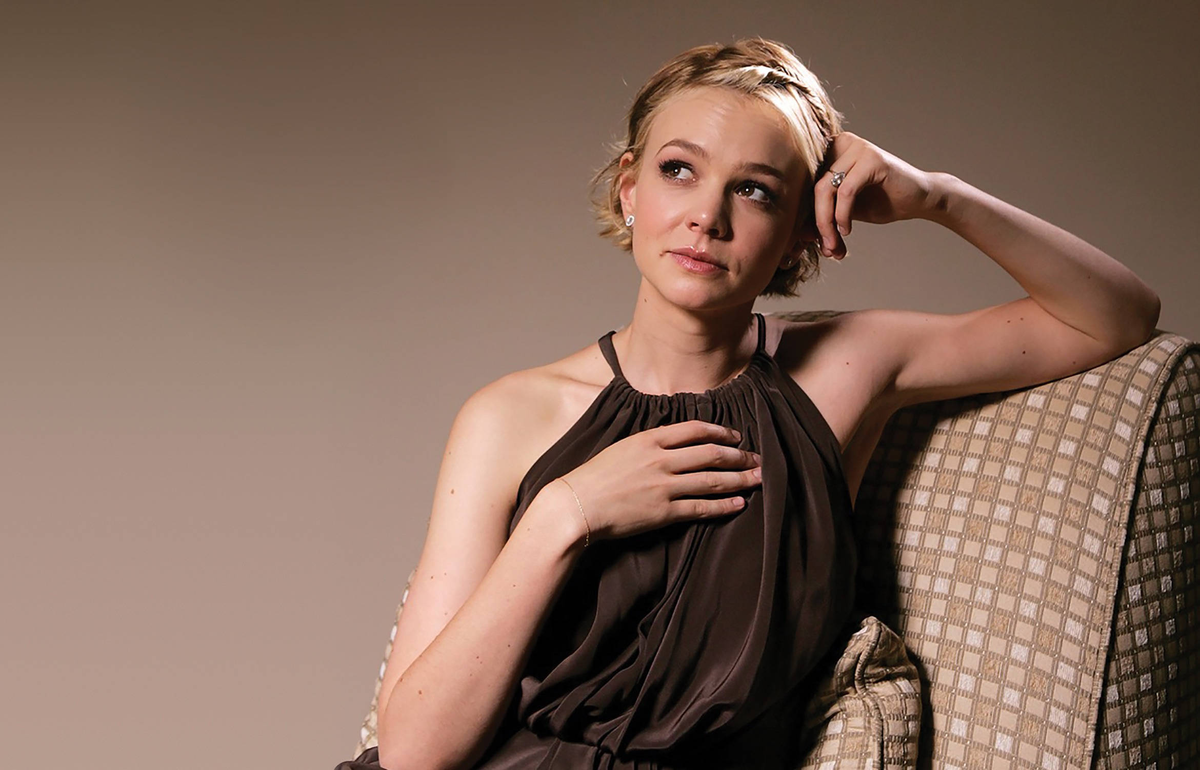 Carey Mulligan, short blonde hair, patterned couch, Full HD Desktop Wallpaper
