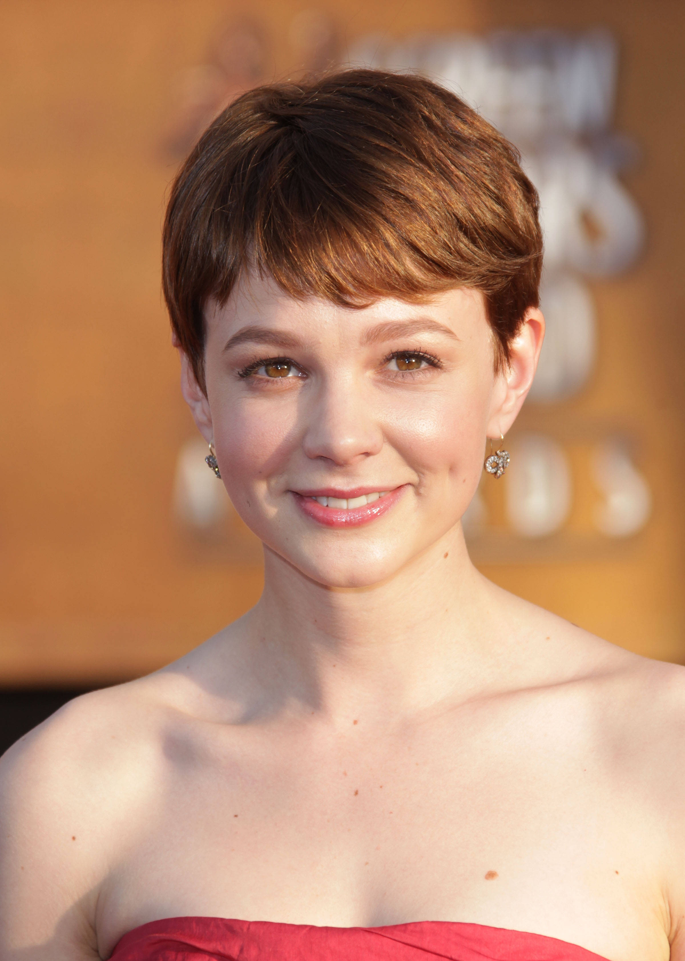 Carey Mulligan, short brown hair, red strapless dress, 2K Phone Wallpaper