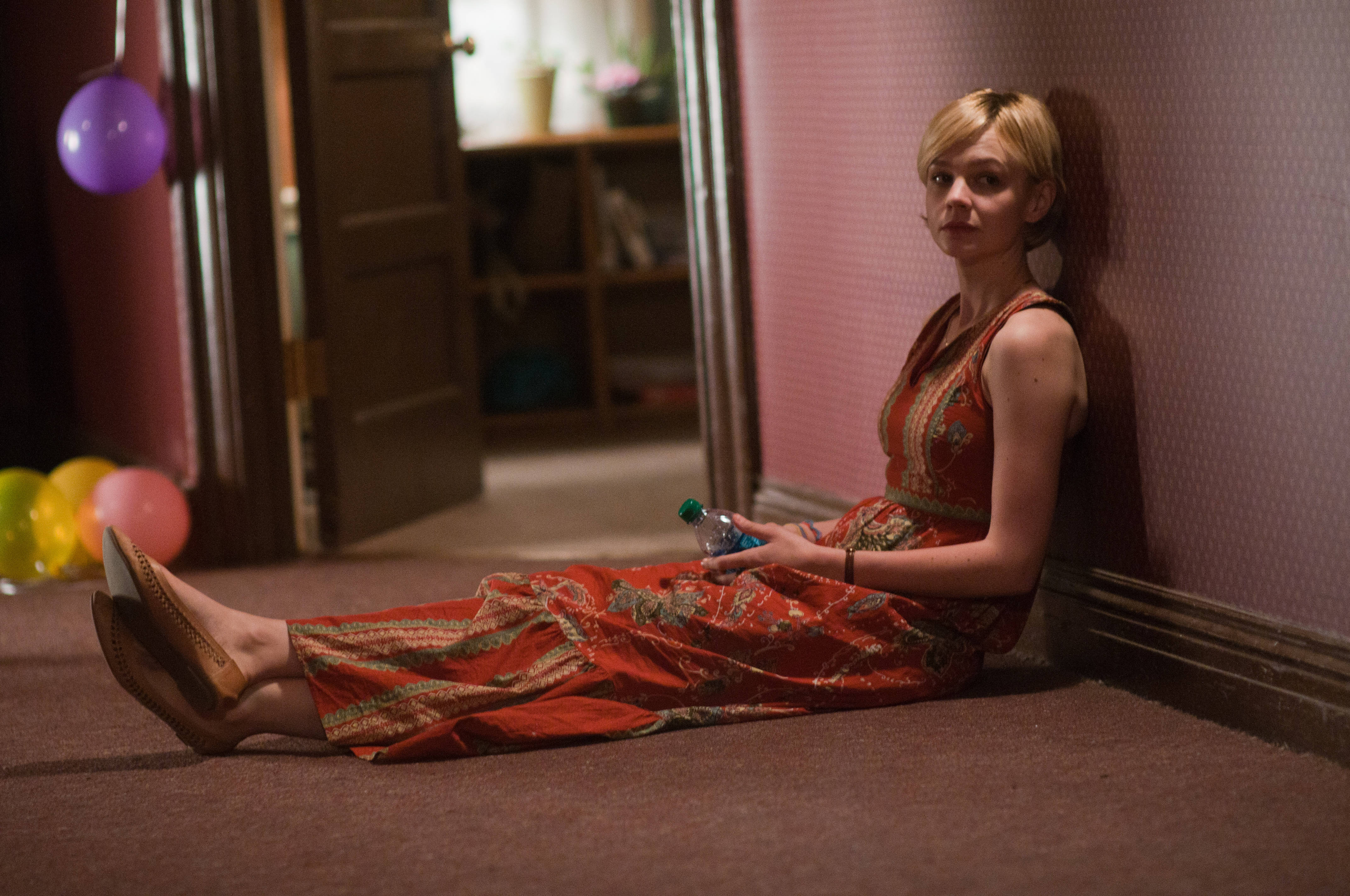 Carey Mulligan, red patterned dress, carpeted floor, 4K Desktop Wallpaper