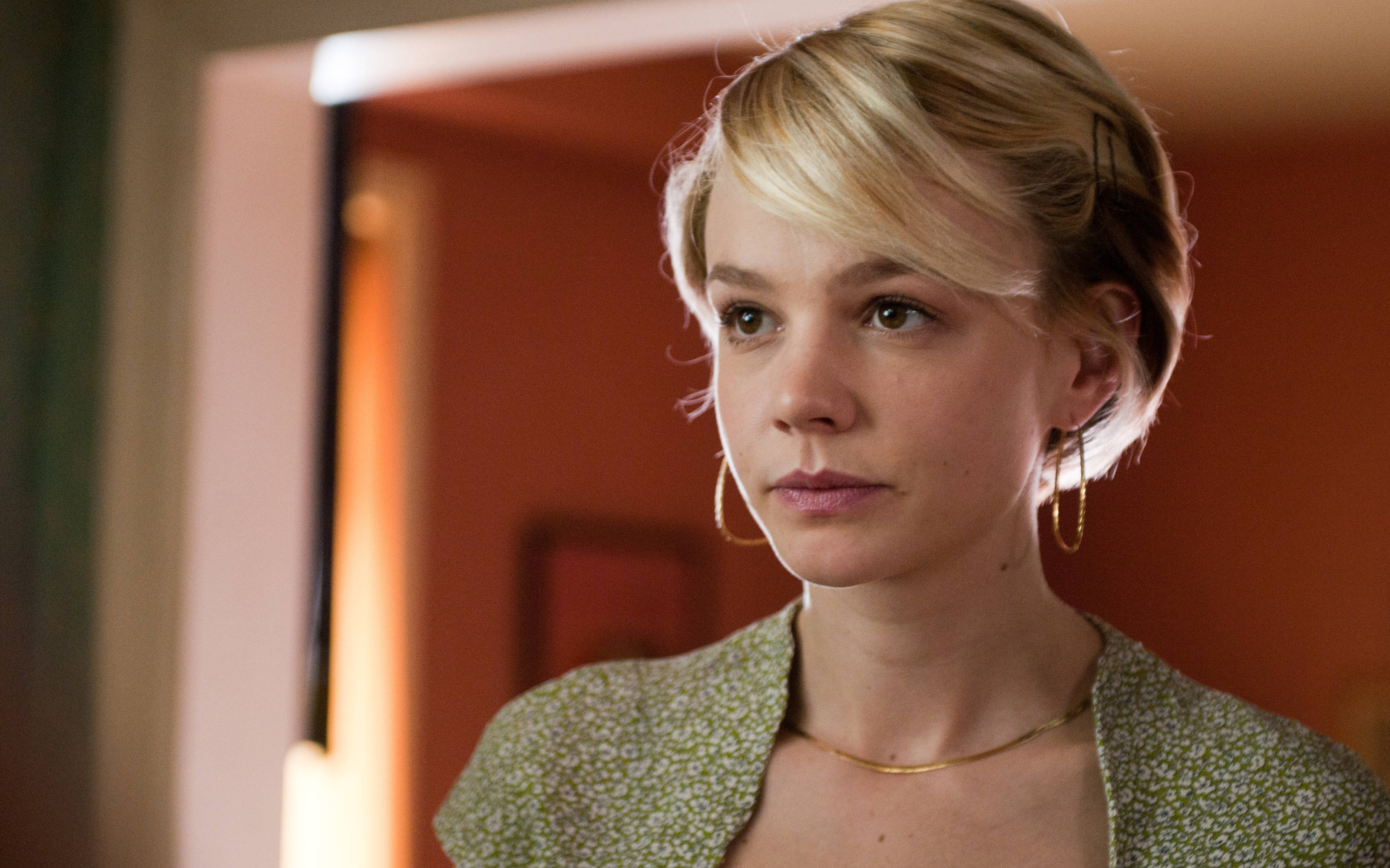 Carey Mulligan, green top, short blonde hair, 2K Desktop Wallpaper
