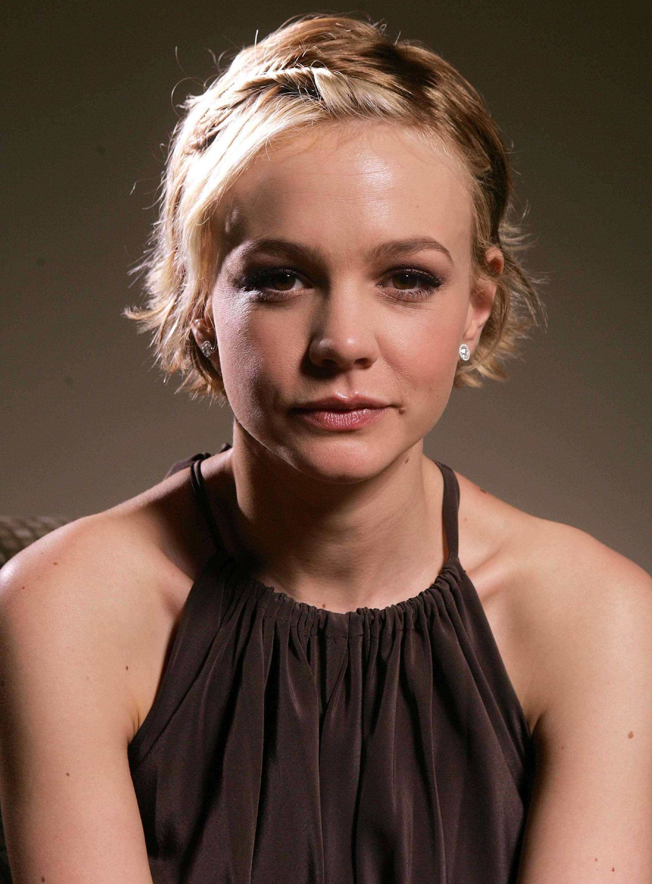 Carey Mulligan, short blonde hair, silver earrings, 2K Phone Wallpaper