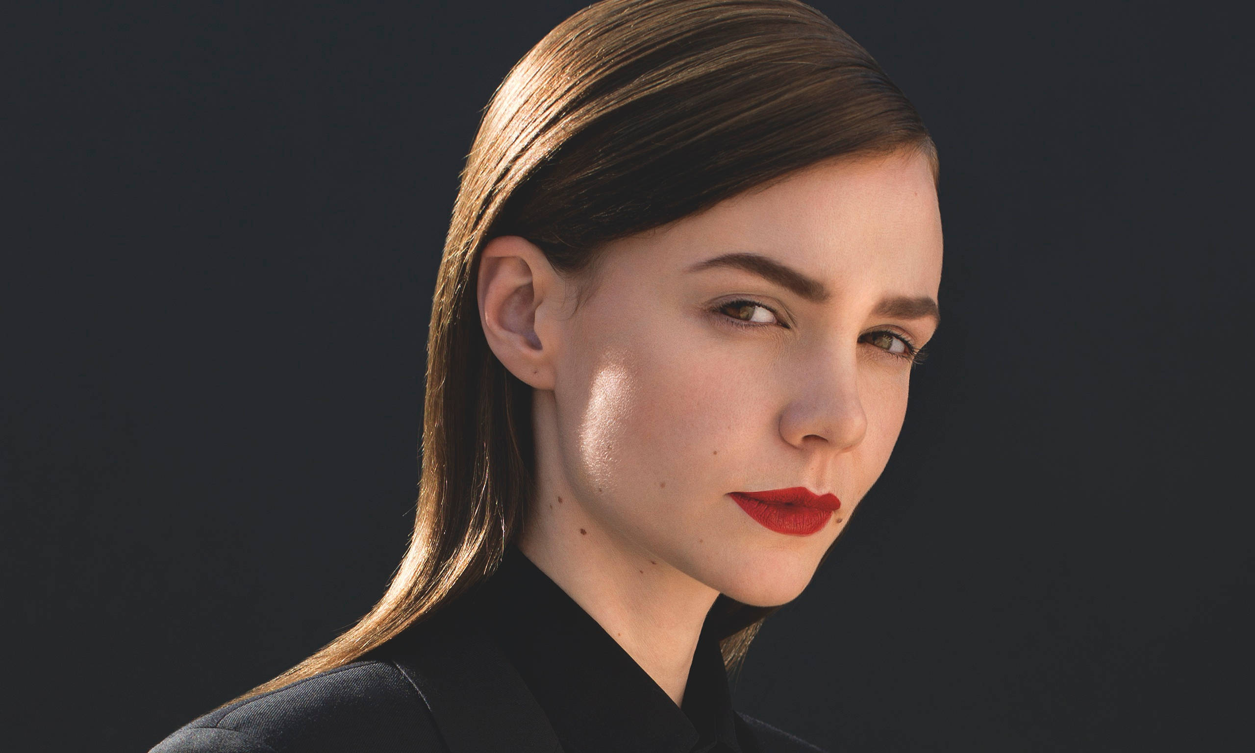 Carey Mulligan, long brown hair, bold red lips, 2K Desktop Wallpaper