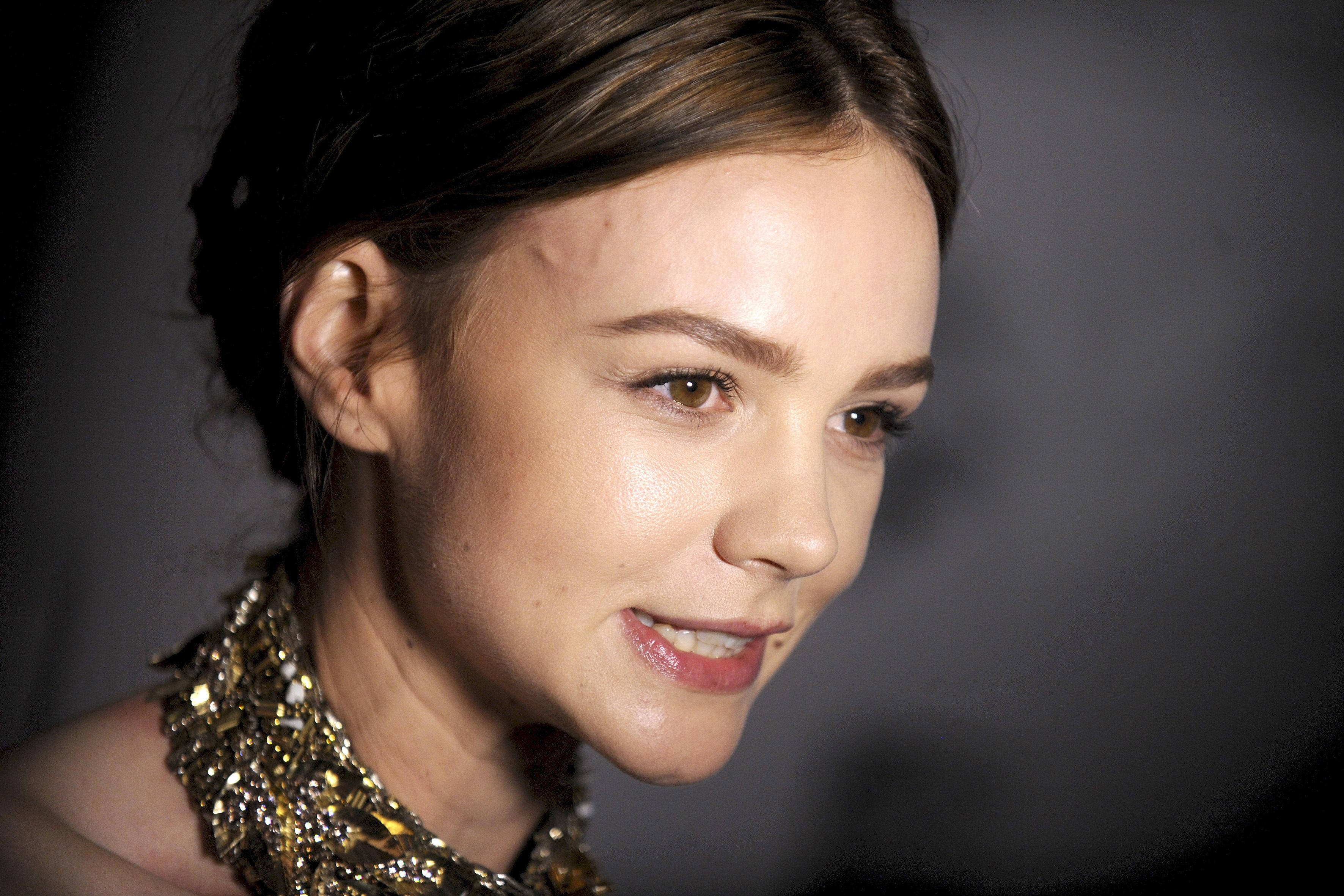 Carey Mulligan, brown hair, gold beaded necklace, 2K Desktop Wallpaper