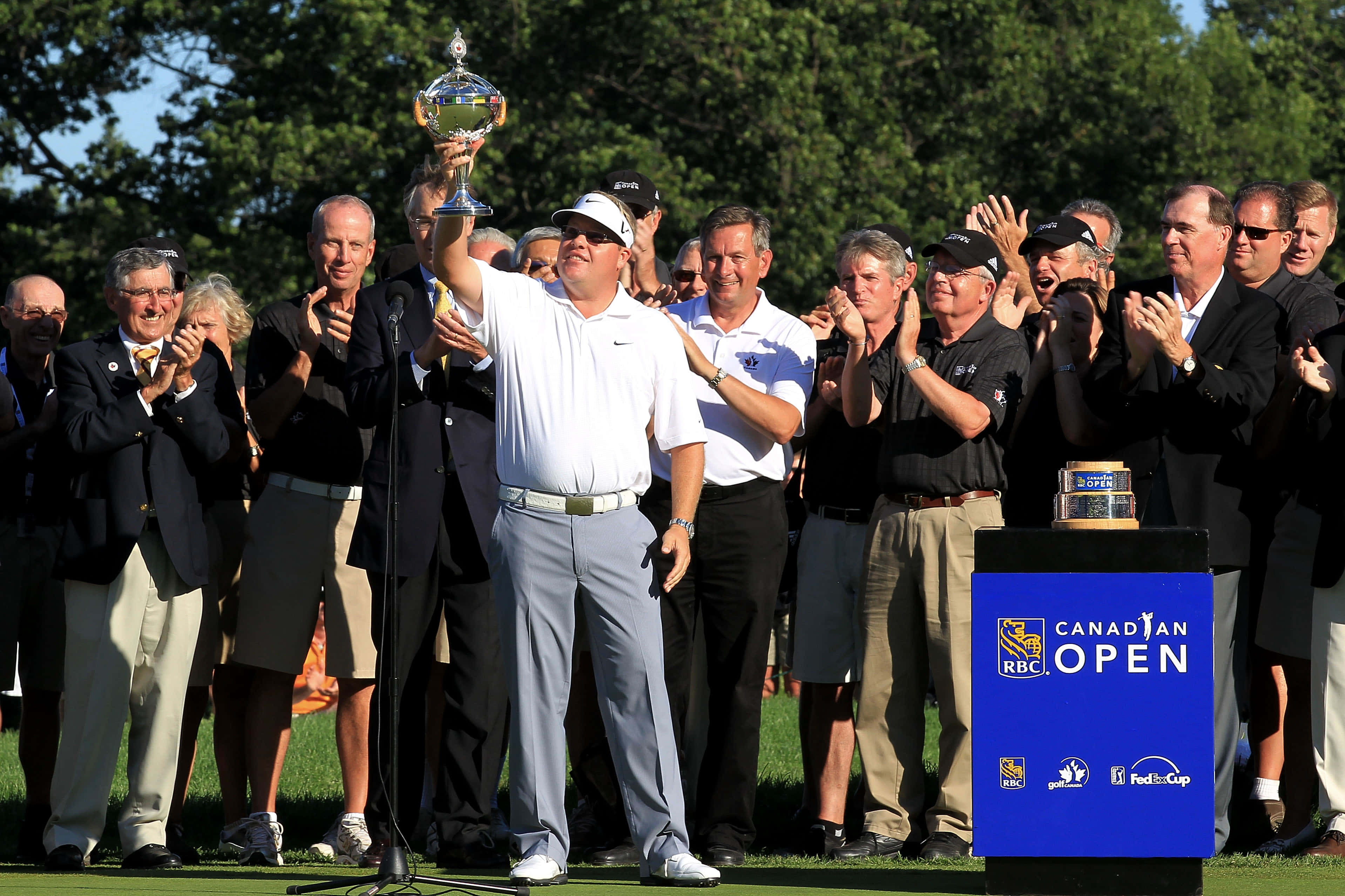 Carl Pettersson, golf course, gleaming trophy, 2K Desktop Wallpaper