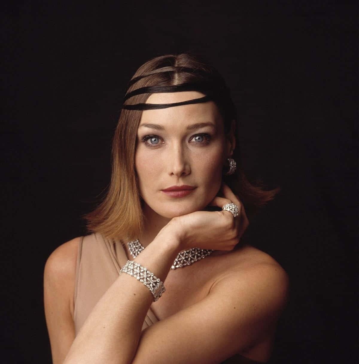 Carla Bruni, blue eyes, black headband, SD Phone Wallpaper