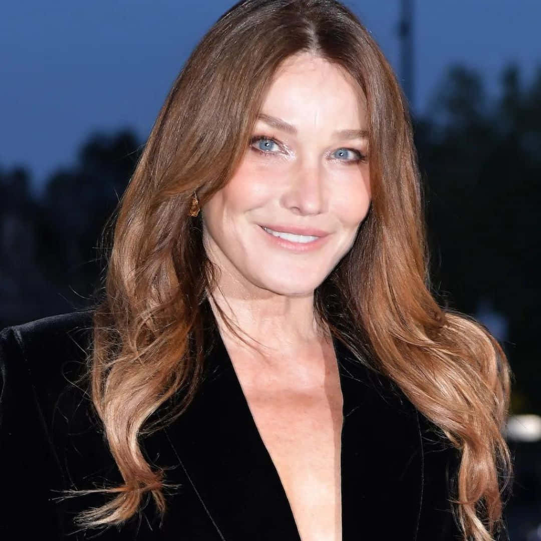 Carla Bruni, black velvet blazer, long wavy brown hair, SD Desktop Wallpaper