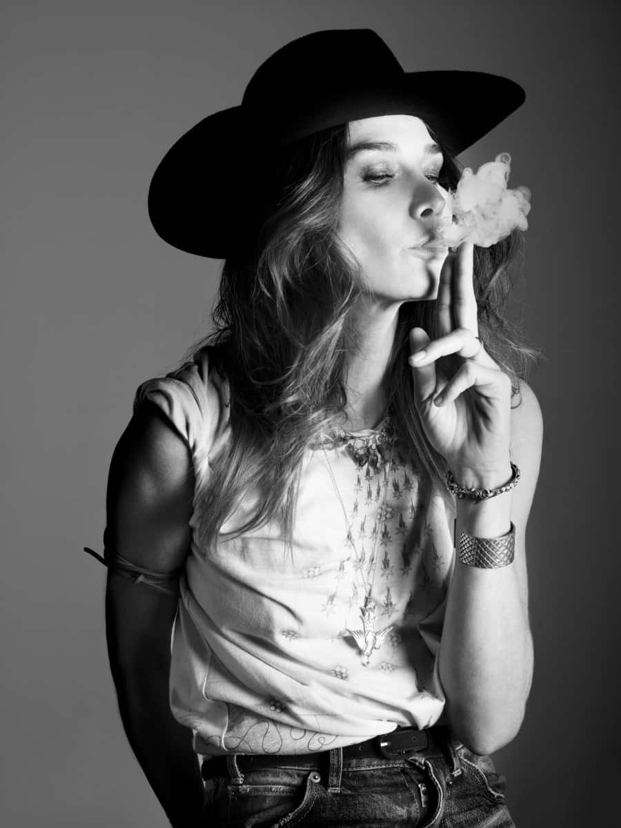Carla Bruni, black hat, cigarette, SD Phone Wallpaper